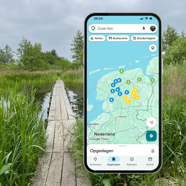 Telefoon met Google Maps waarop vlonderpaden in Groningen, Friesland en Drenthe te zien zijn