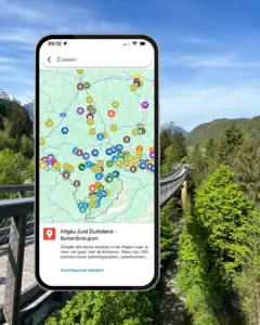 Bergen in Allgäu met smartphone met Google Maps kaart vol kindvriendelijke plekken