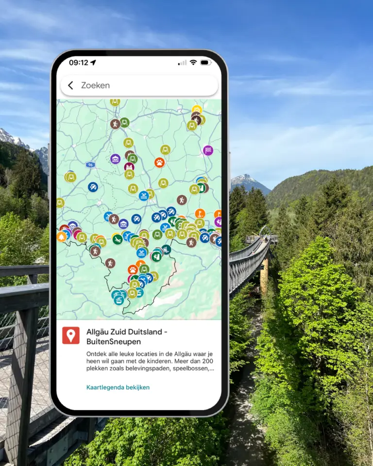 Bergen in Allgäu met smartphone met Google Maps kaart vol kindvriendelijke plekken
