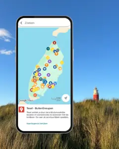 Strand met vuurtoren Texel en smartphone met interactieve gezinskaart BuitenSneupen