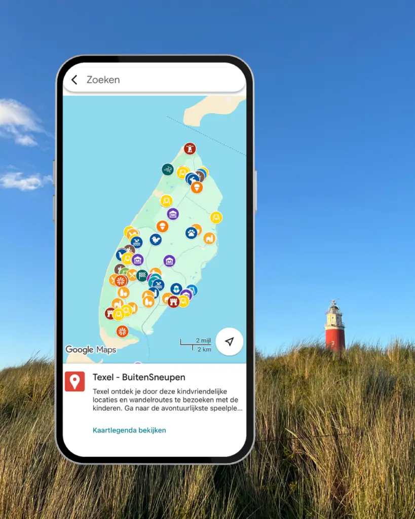 Strand met vuurtoren Texel en smartphone met interactieve gezinskaart BuitenSneupen