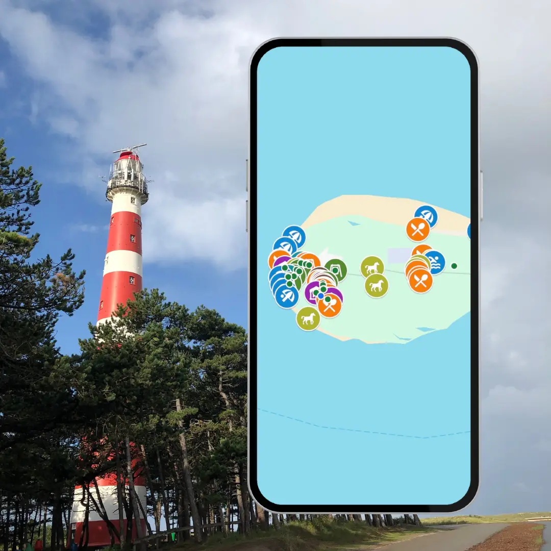 Telefoon met Google Maps kaart van Ameland met kindvriendelijke uitjes, met de vuurtoren van Ameland op de achtergrond
