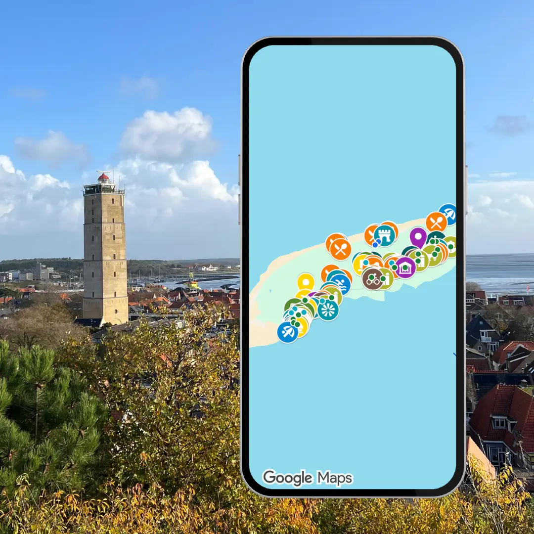 Telefoon met Google Maps kaart van Terschelling met kindvriendelijke uitjes, met de Brandaris op de achtergrond