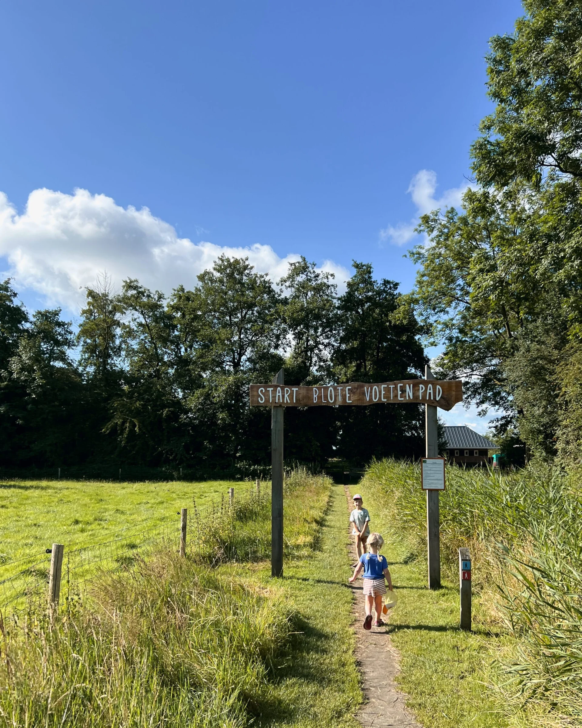 Start van het blotevoetenpad in Opende, Groningen