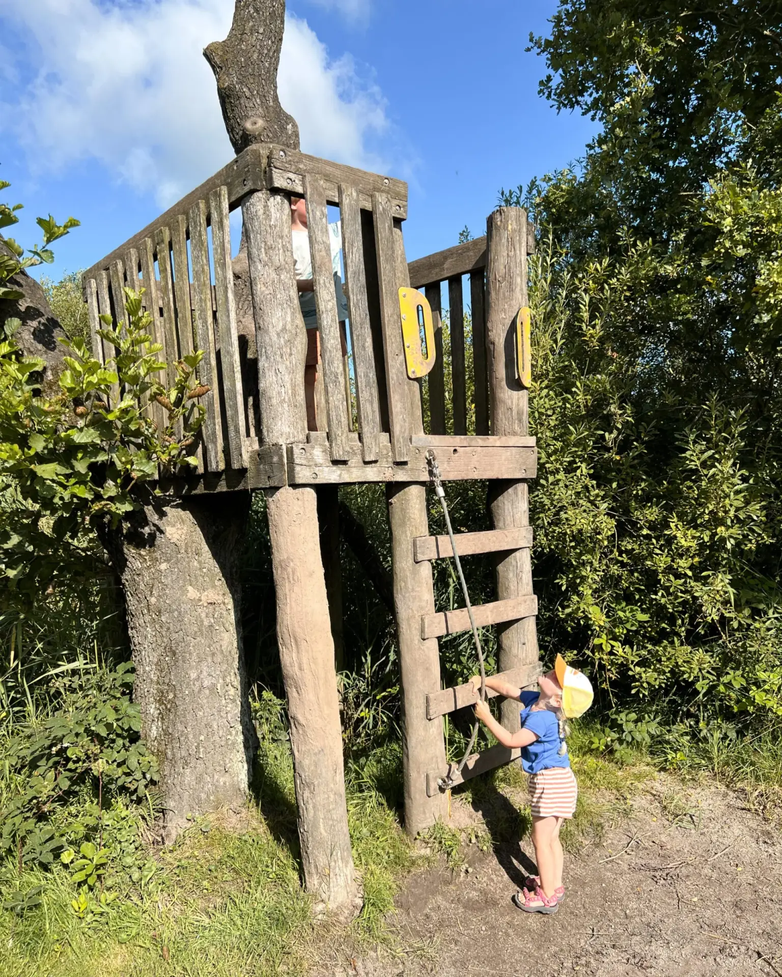Kind bij de uitkijktoren op het blotevoetenpad in Opende, Groningen