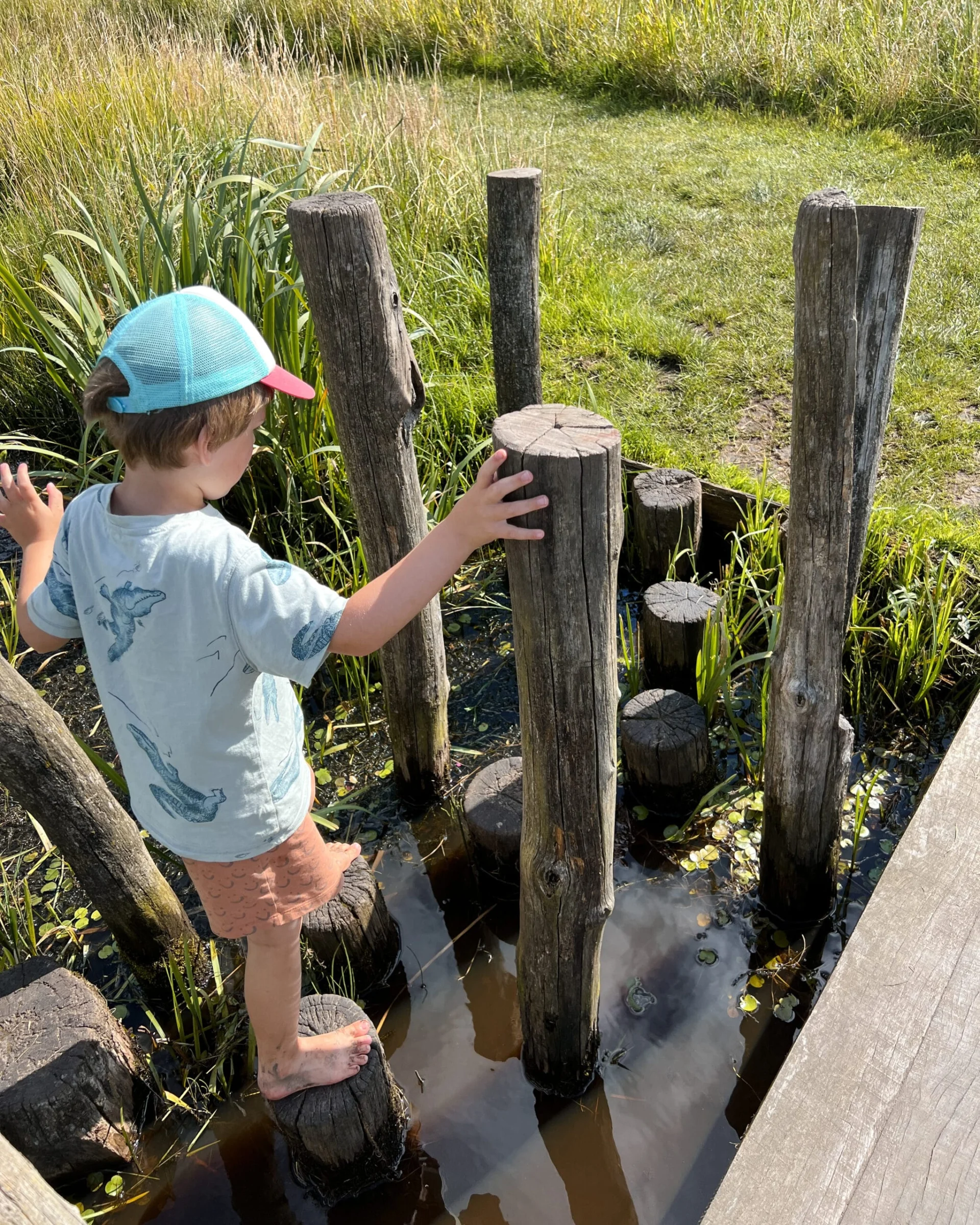 Kind op een obstakel op het blotevoetenpad in Opende, Groningen