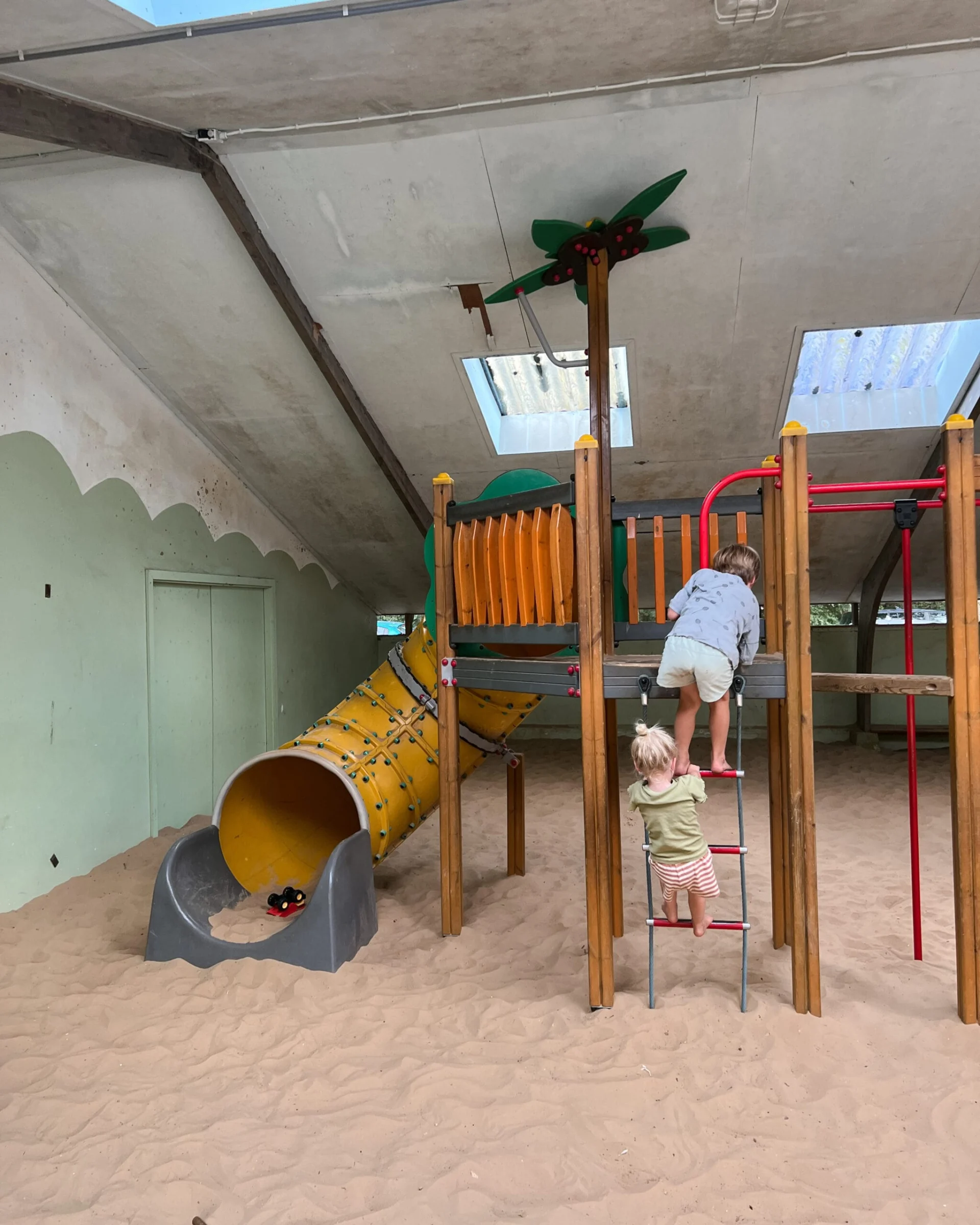 Kinderen spelen in de binnenspeeltuin. Kindvriendelijk kamperen in Drenthe