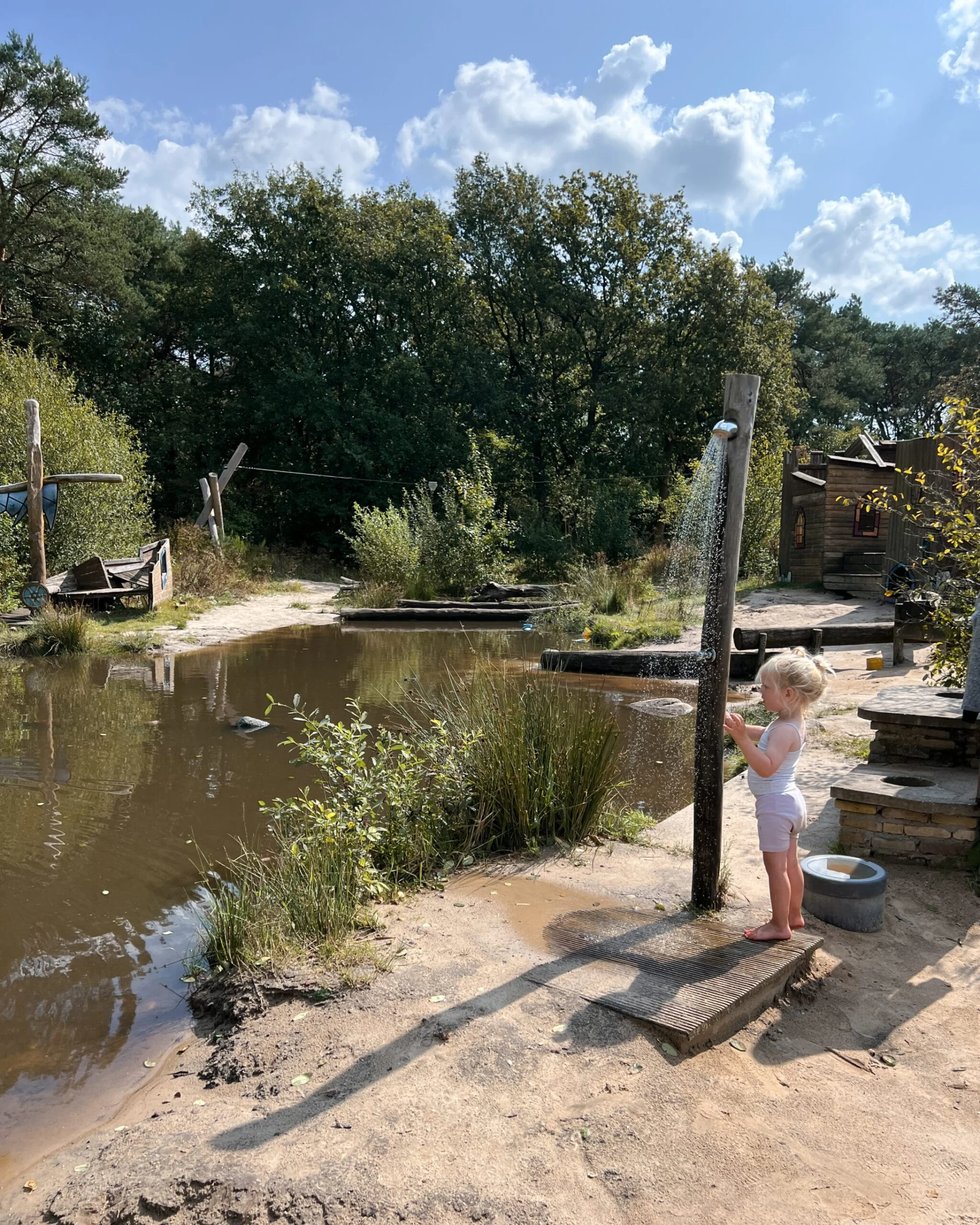 Kind speelt in de waterspeelplaats van camping De Blauwe Haan in Drenthe