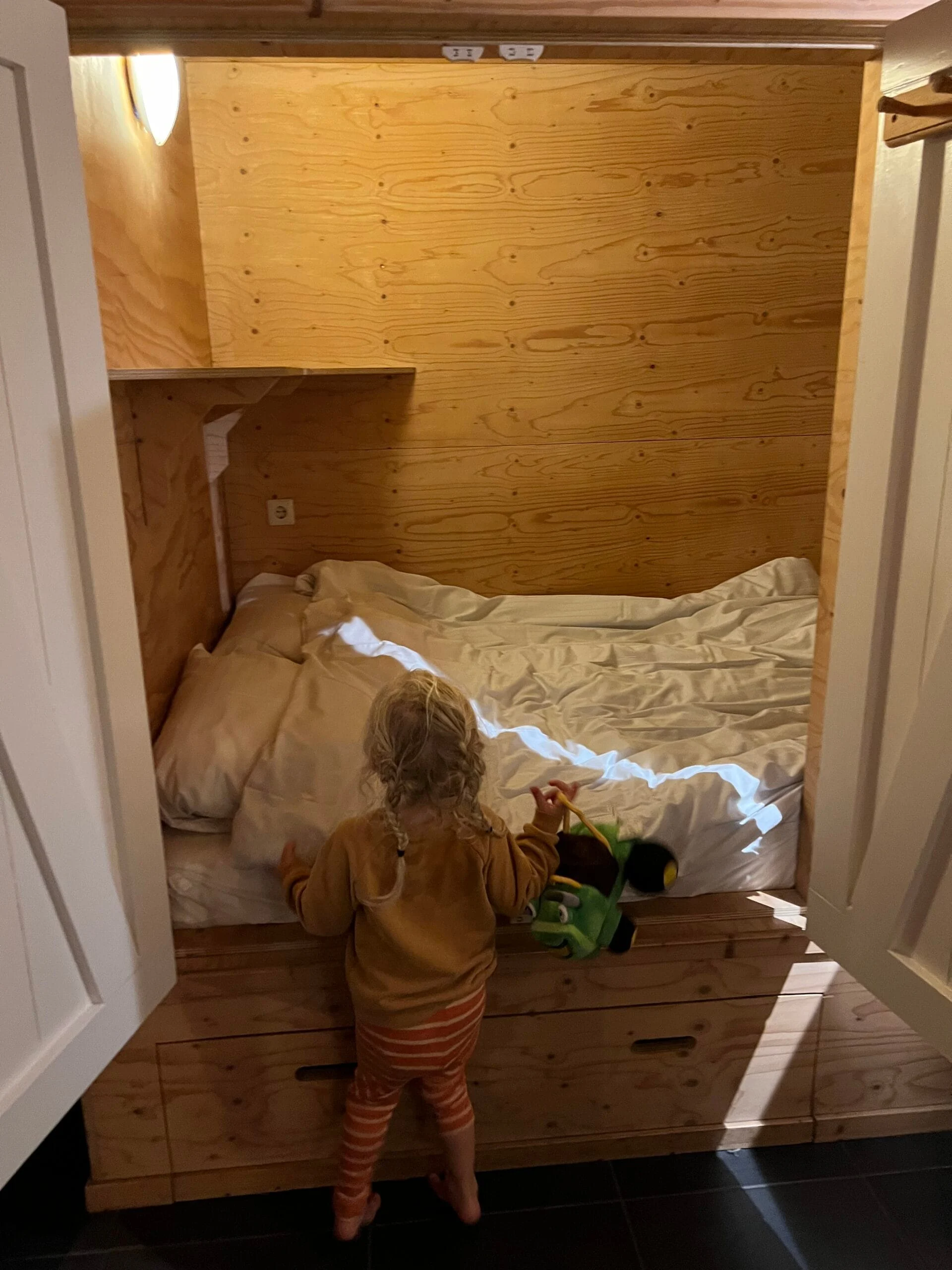 Kind staat bij de bedstee in De Hooikiep op de Norgerberg. Herfstvakantie in Drenthe met kinderen