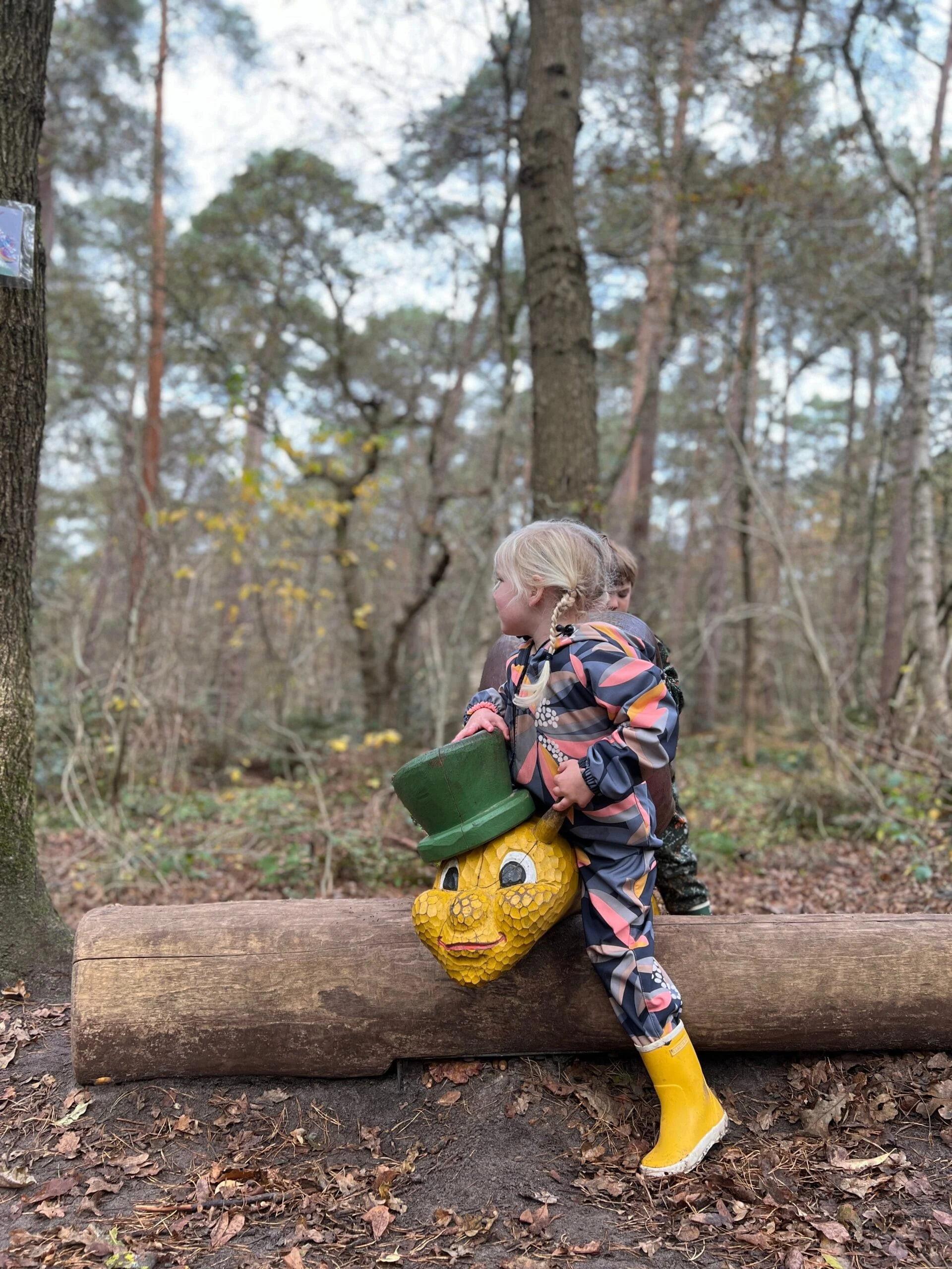 Kind speelt op een houten slak op het Struin- en Duinpad in Norg, Drenthe
