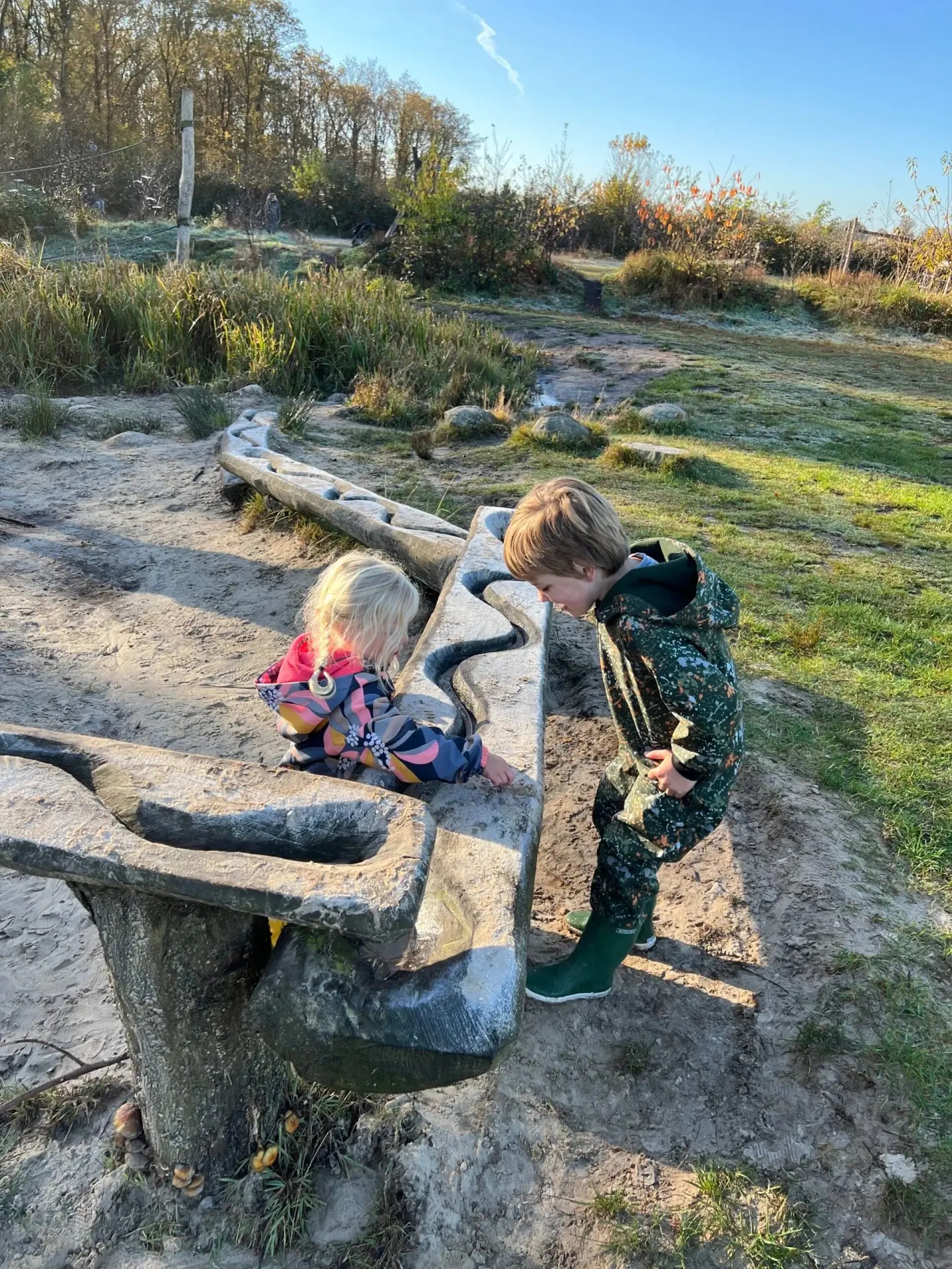 Kinderen in de natuurspeelplaats van de Natuurplaats Noordsche Veld bij Norg