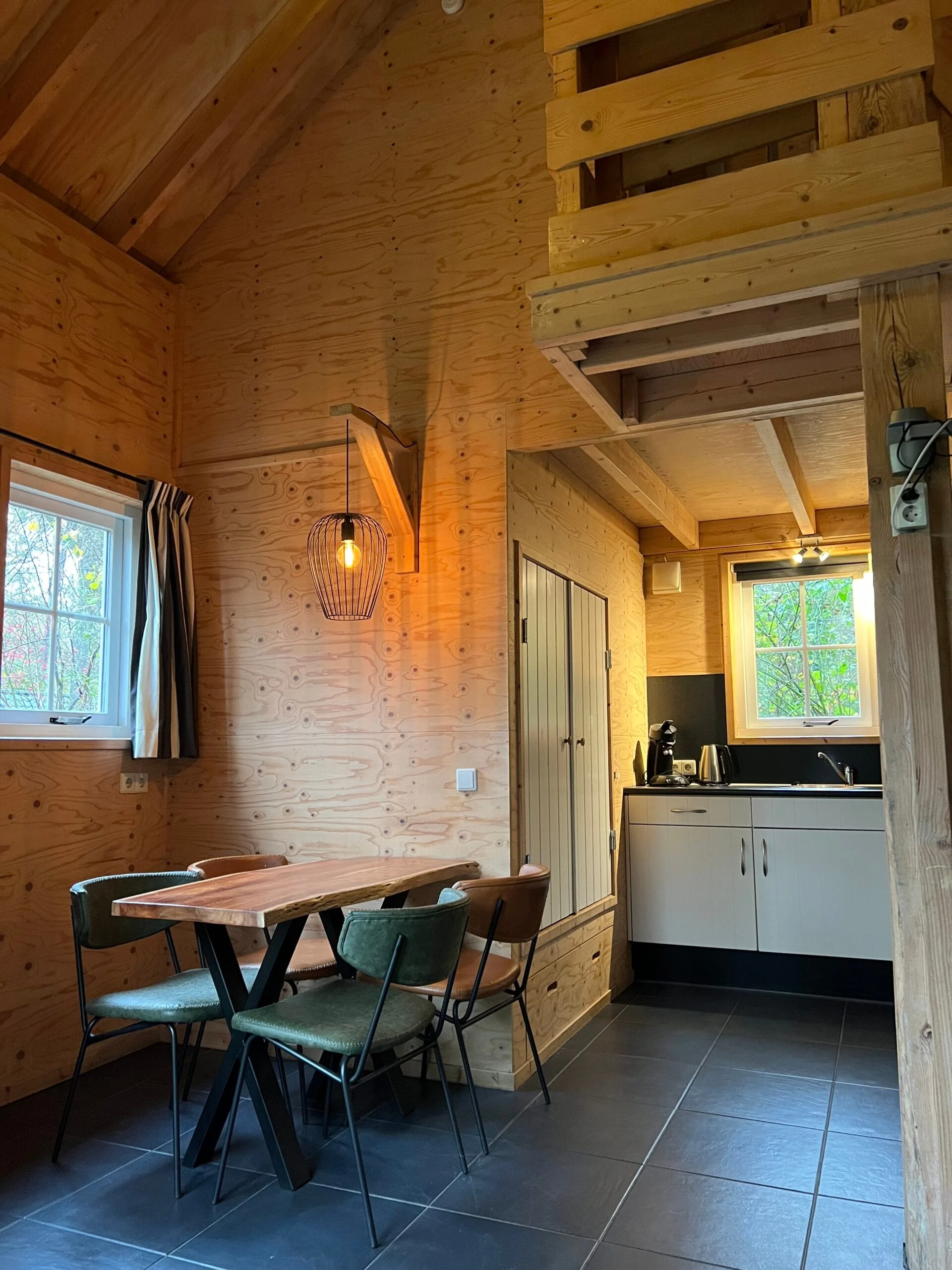 Eethoek van vakantiehuisje De Hooikiep op de Norgerberg. Herfstvakantie in Drenthe met kinderen