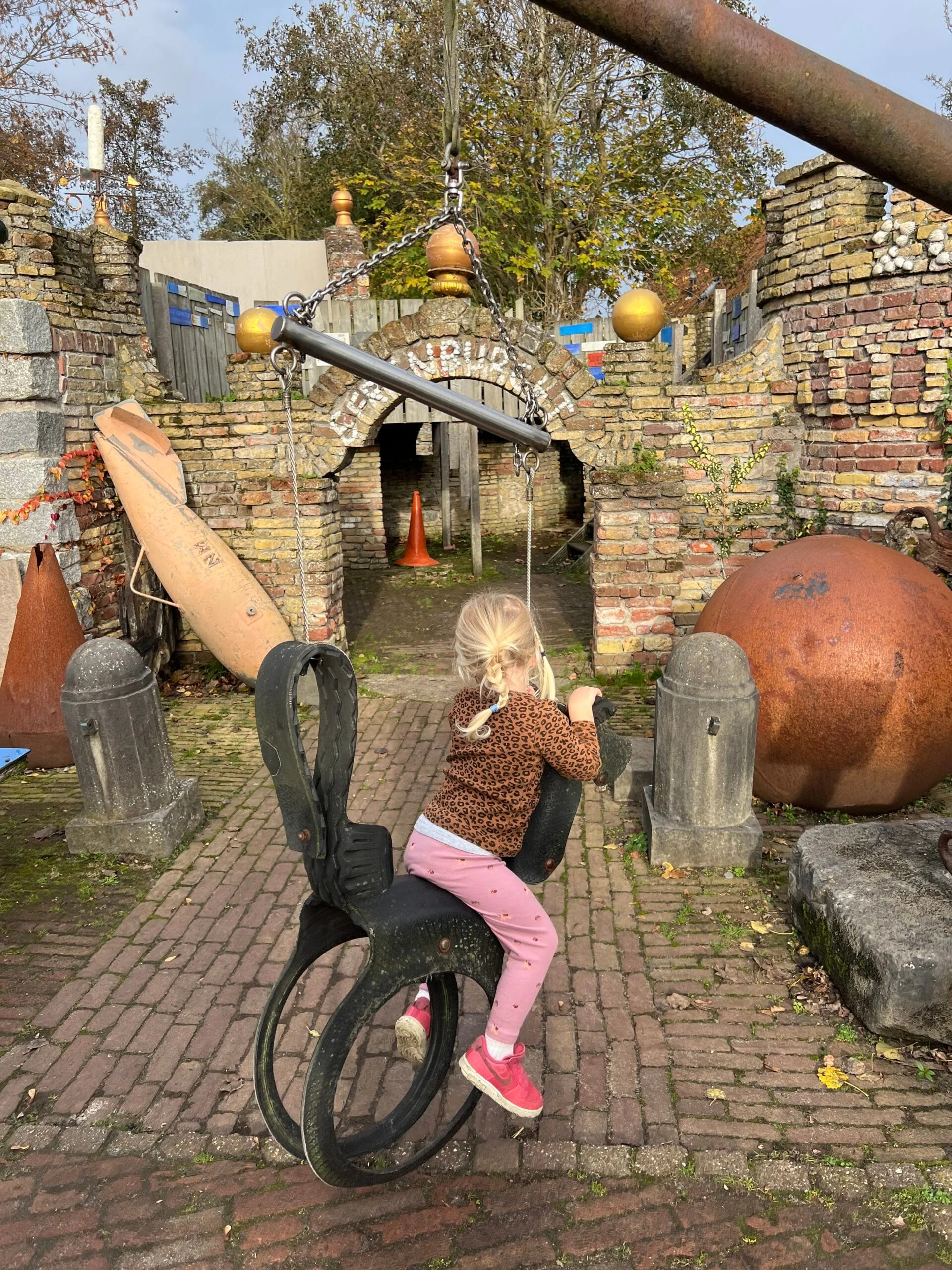 Kind speelt op een speelgoedpaard in de speeltuin van het Wrakkenmuseum op Terschelling