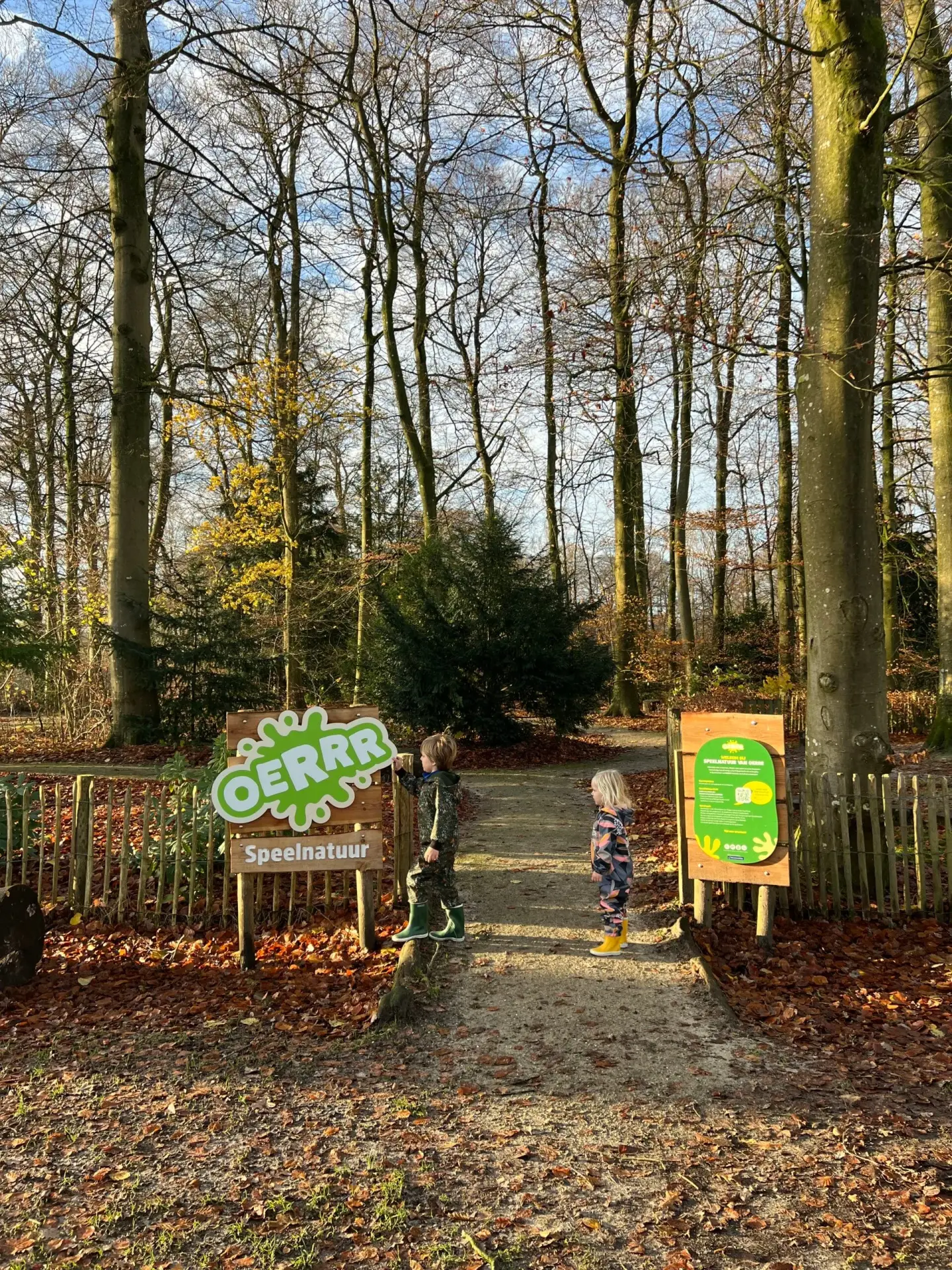 Kinderen staan bij de ingang van de speelnatuur van OERRR bij Bakkeveen