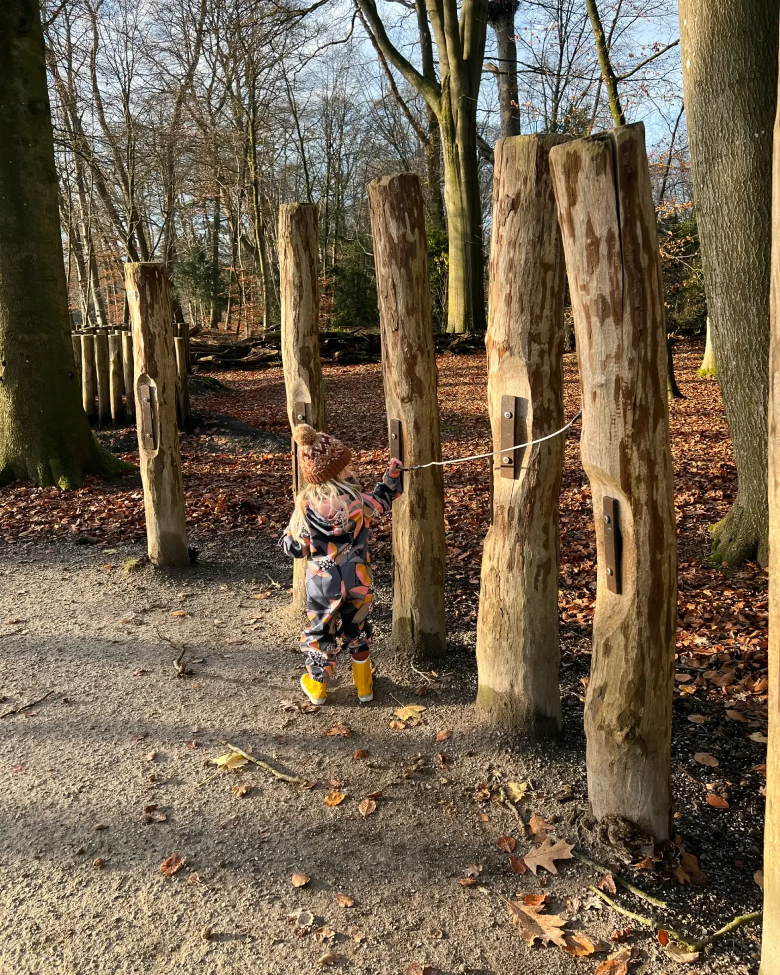 Kind speelt in de natuurspeeltuin van OERRR bij de Slotplaats in Bakkeveen, Friesland een van de leukste natuurspeeltuinen in het Noorden van Nederland