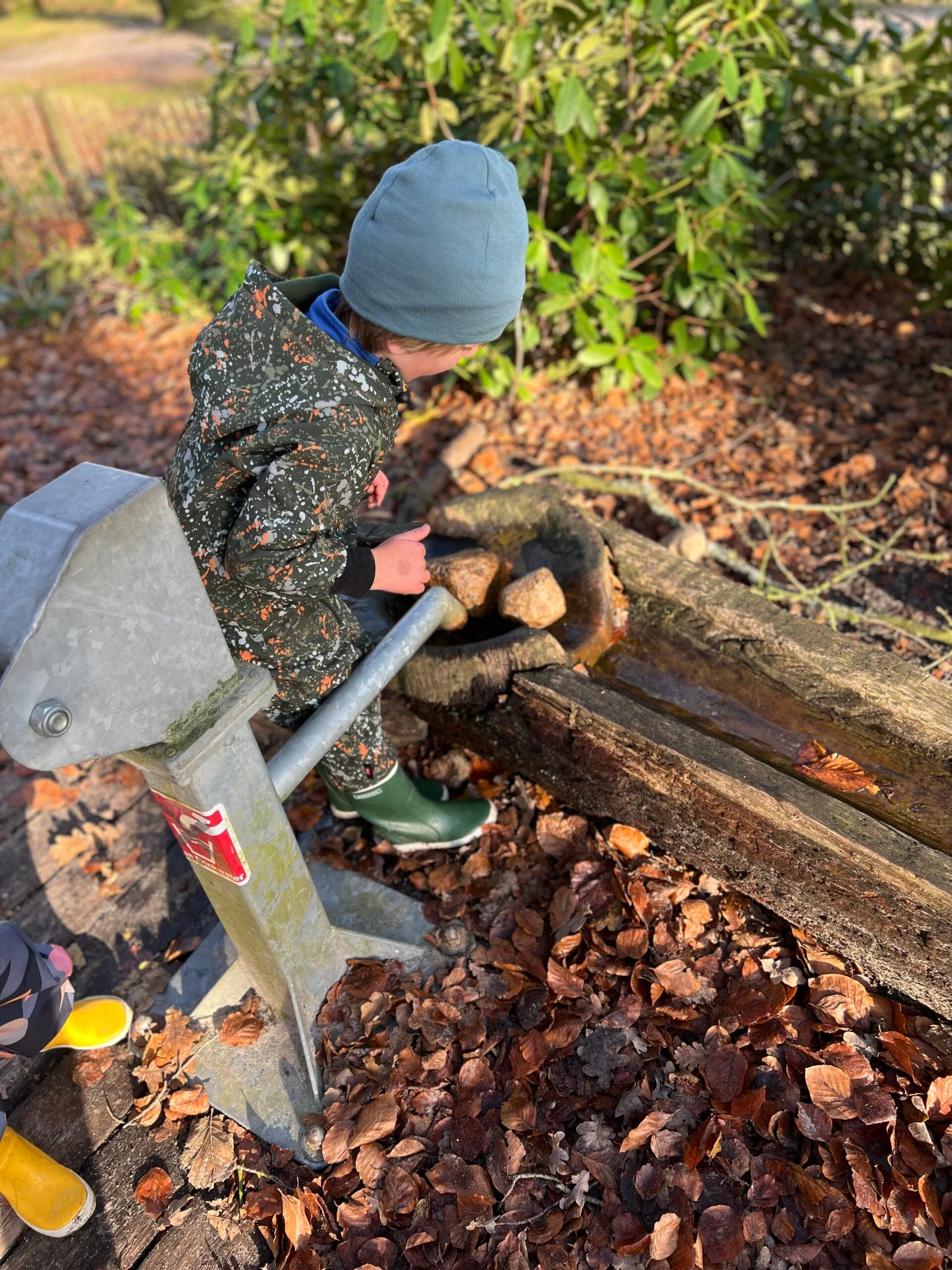 Kind pompt water bij de natuurspeeltuin van OERRR in Bakkeveen, Friesland
