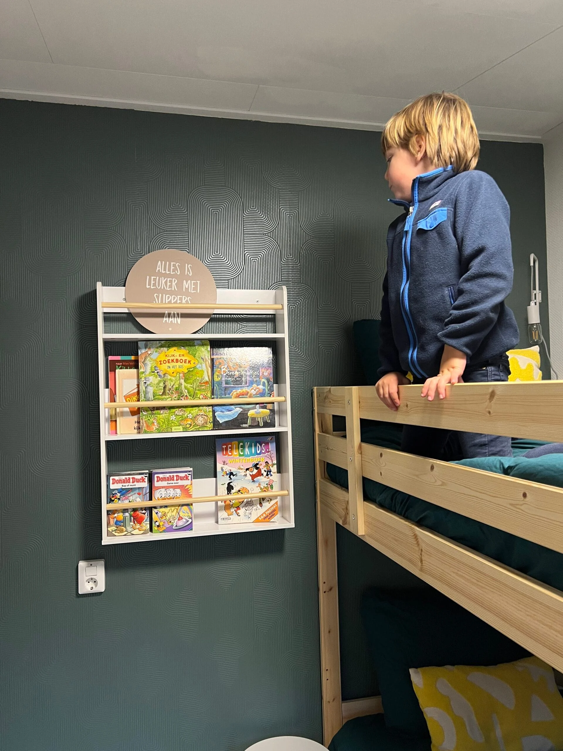 Kind speelt op het stapelbed in de kinderkamer van vakantiehuisje Leva in Doldersum, Drenthe