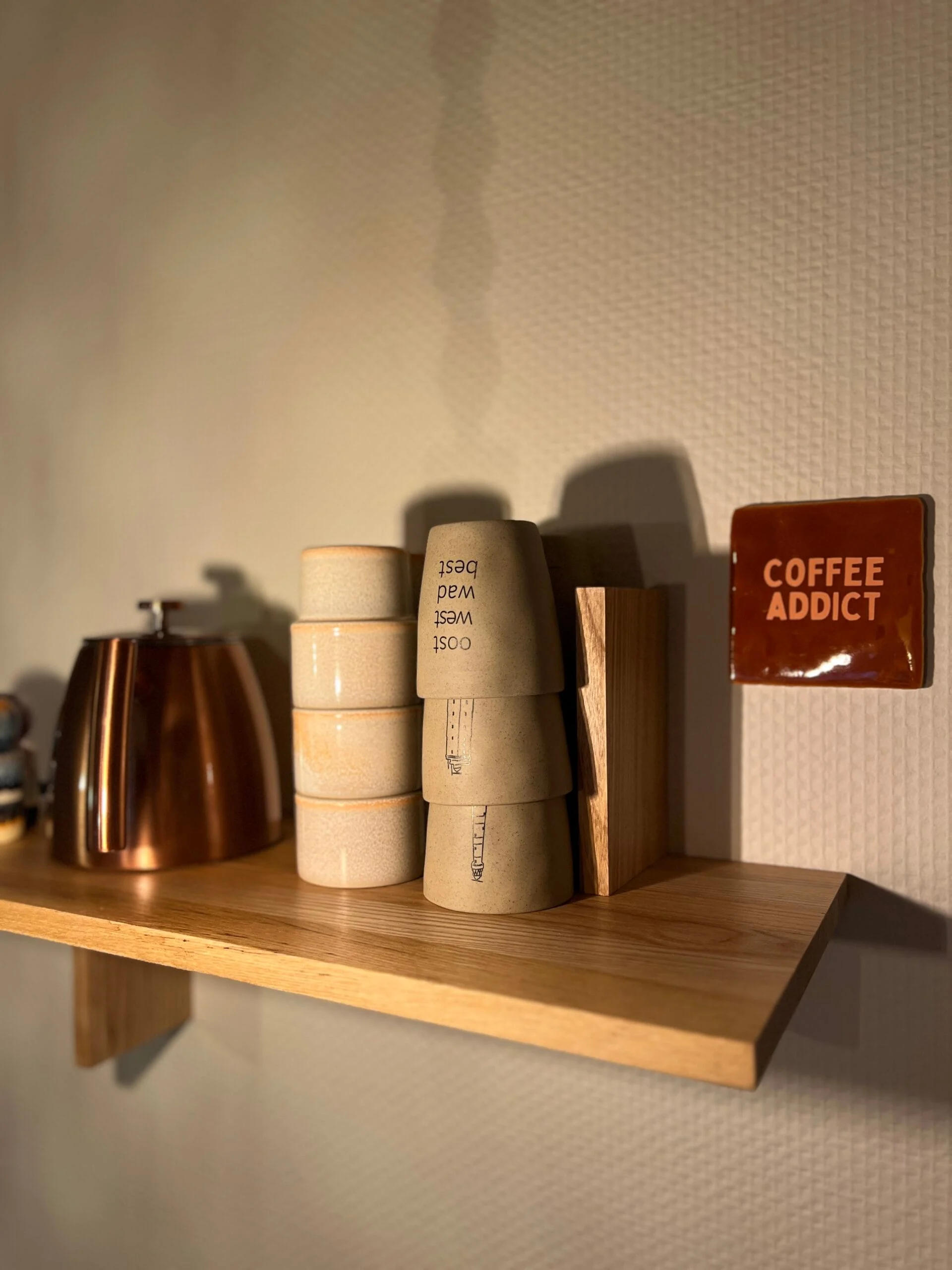 Kopjes in de keuken van Vakantiehuis voor kinderen in Drenthe