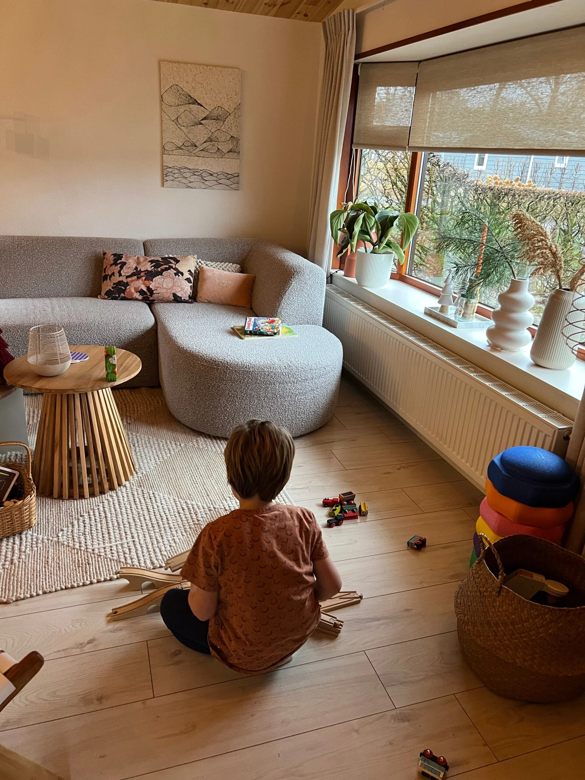 Kind speelt in de woonkamer van een Vakantiehuis voor kinderen in Drenthe