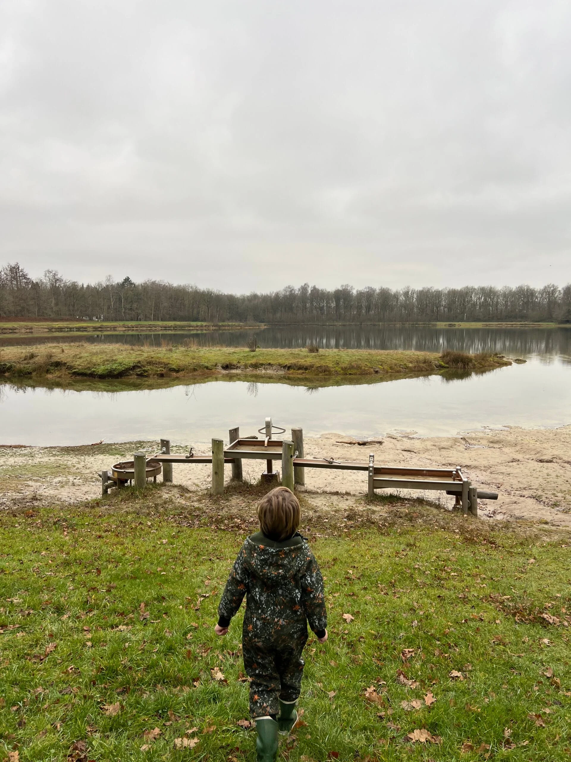Strandje met speeltoestel, waterpomp en waterbaan bij de Spokeplas in Friesland
