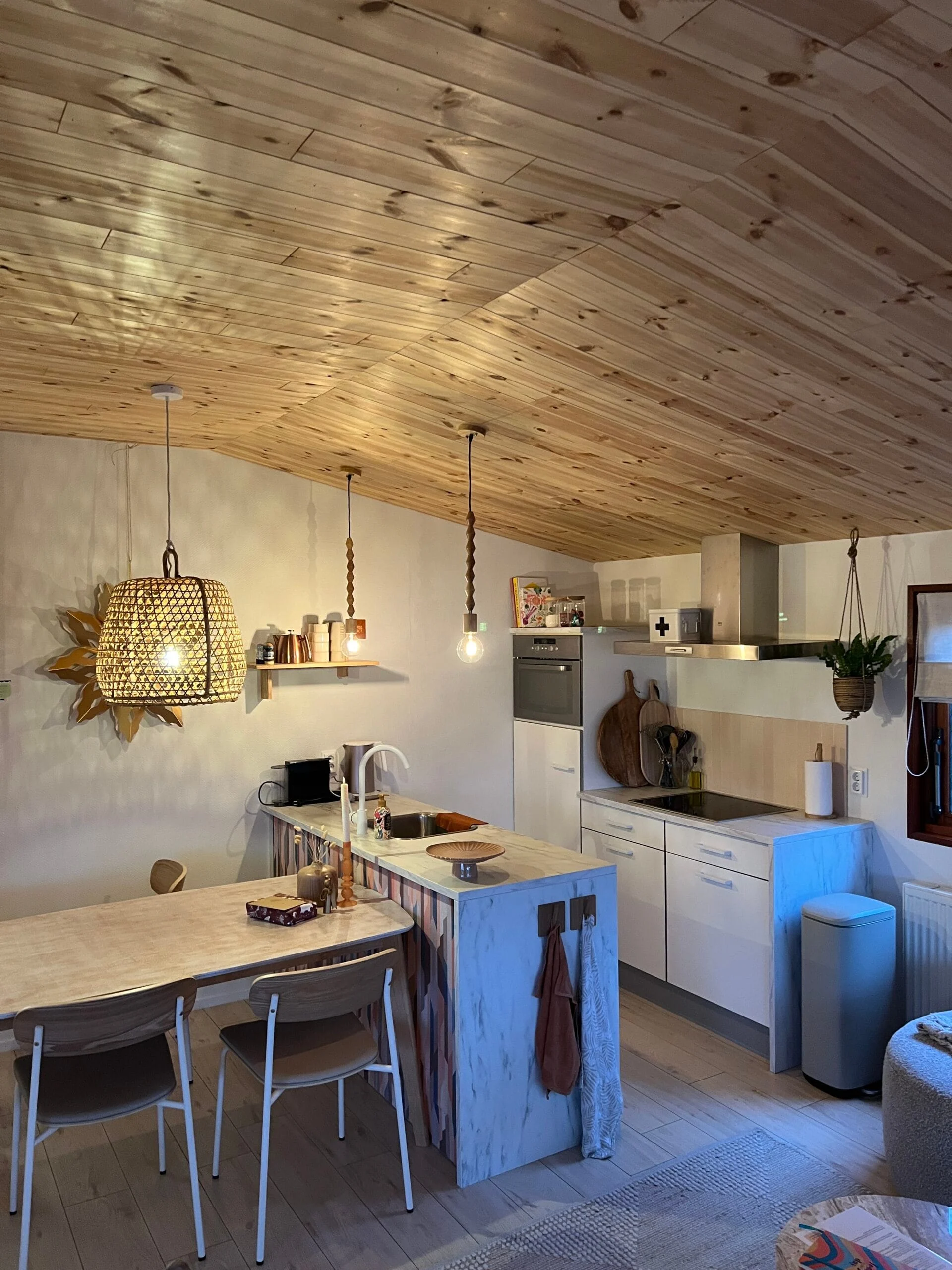 Keuken en eettafel in Vakantiehuis voor kinderen in Drenthe