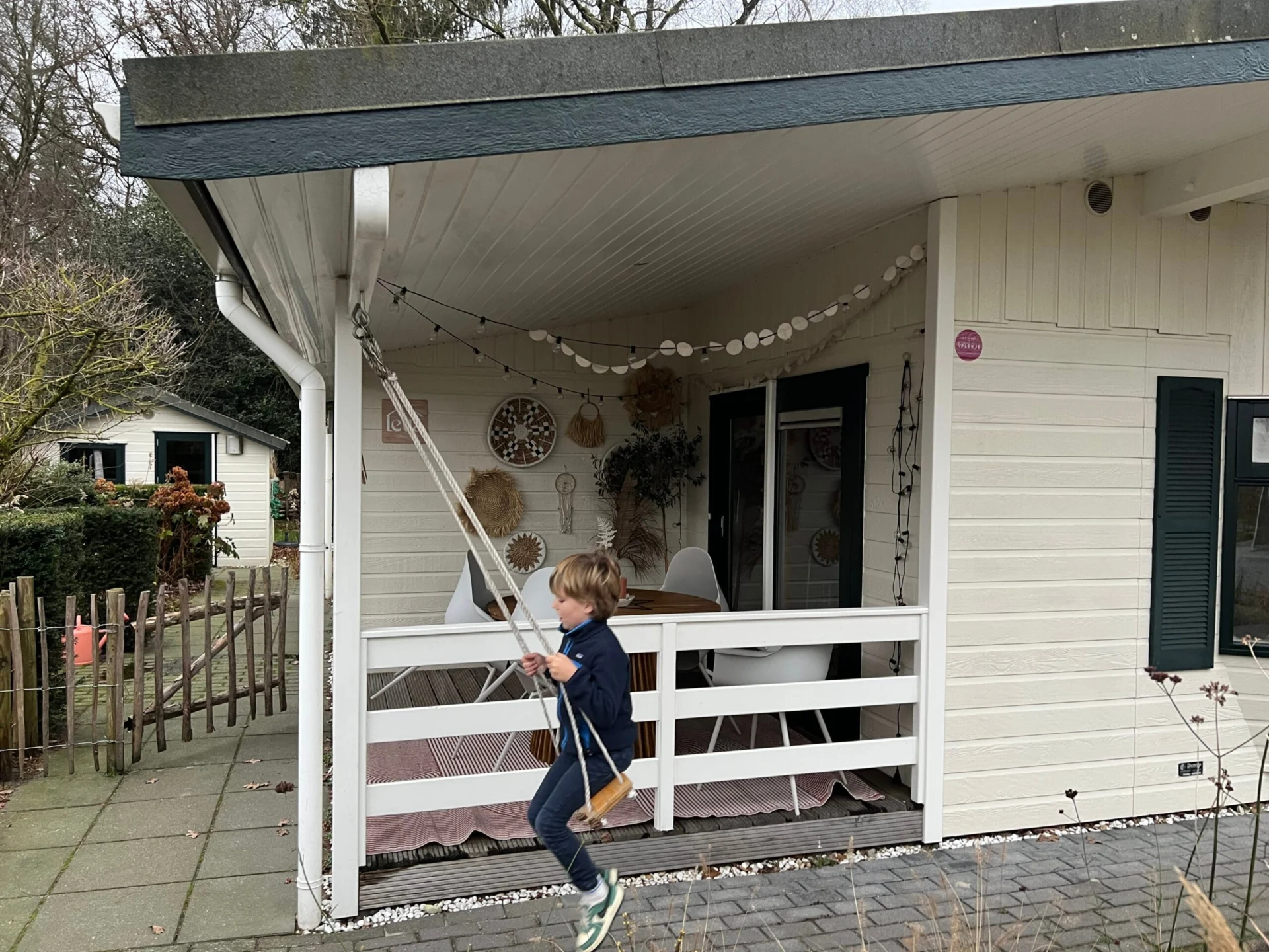 Kind schommelt – Vakantiehuisje Leva Doldersum Kind schommelt voor vakantiehuisje Leva in Doldersum, Drenthe