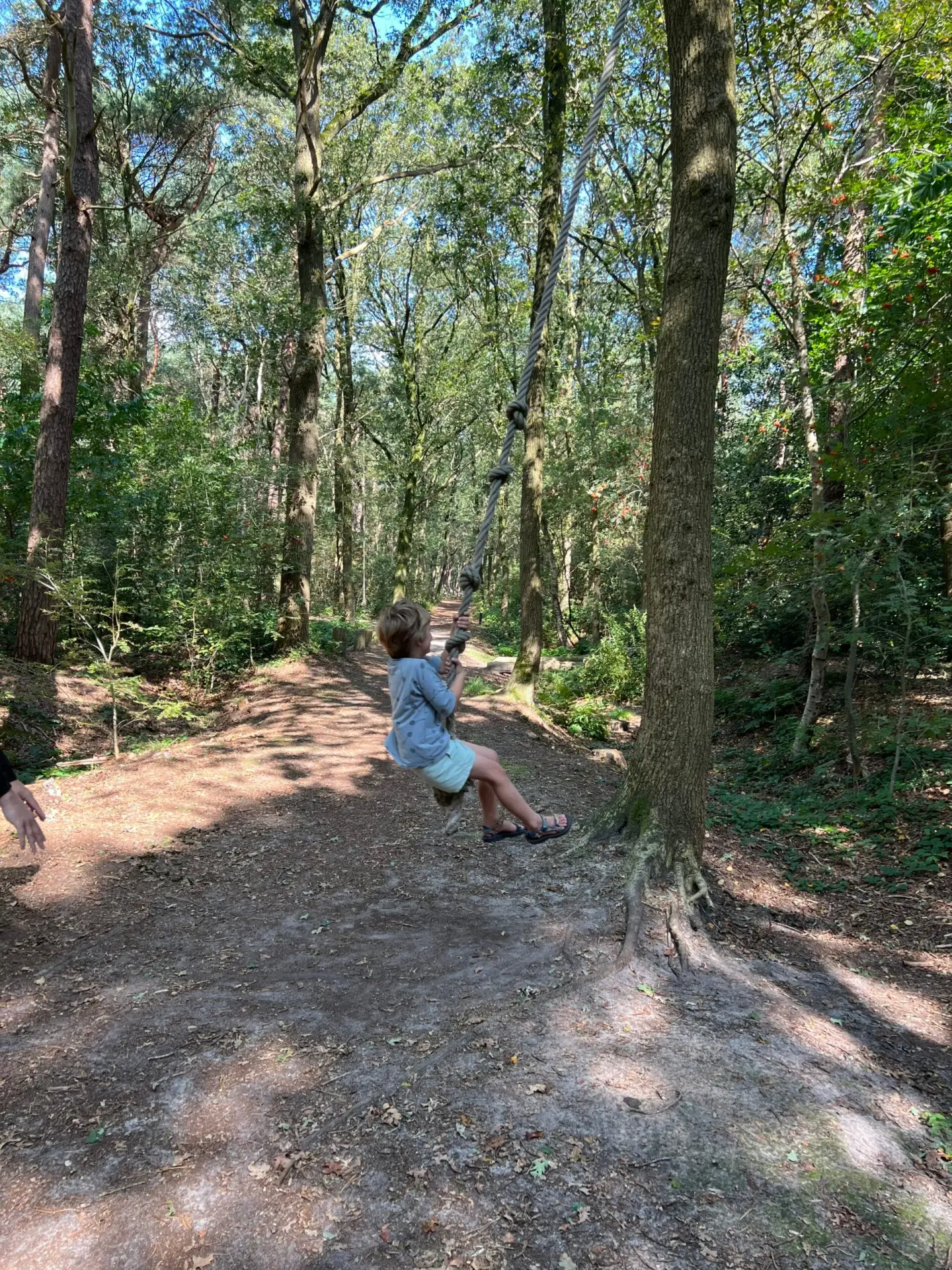 Kind slingert met een touw op het Ipadweg in Veeningen.