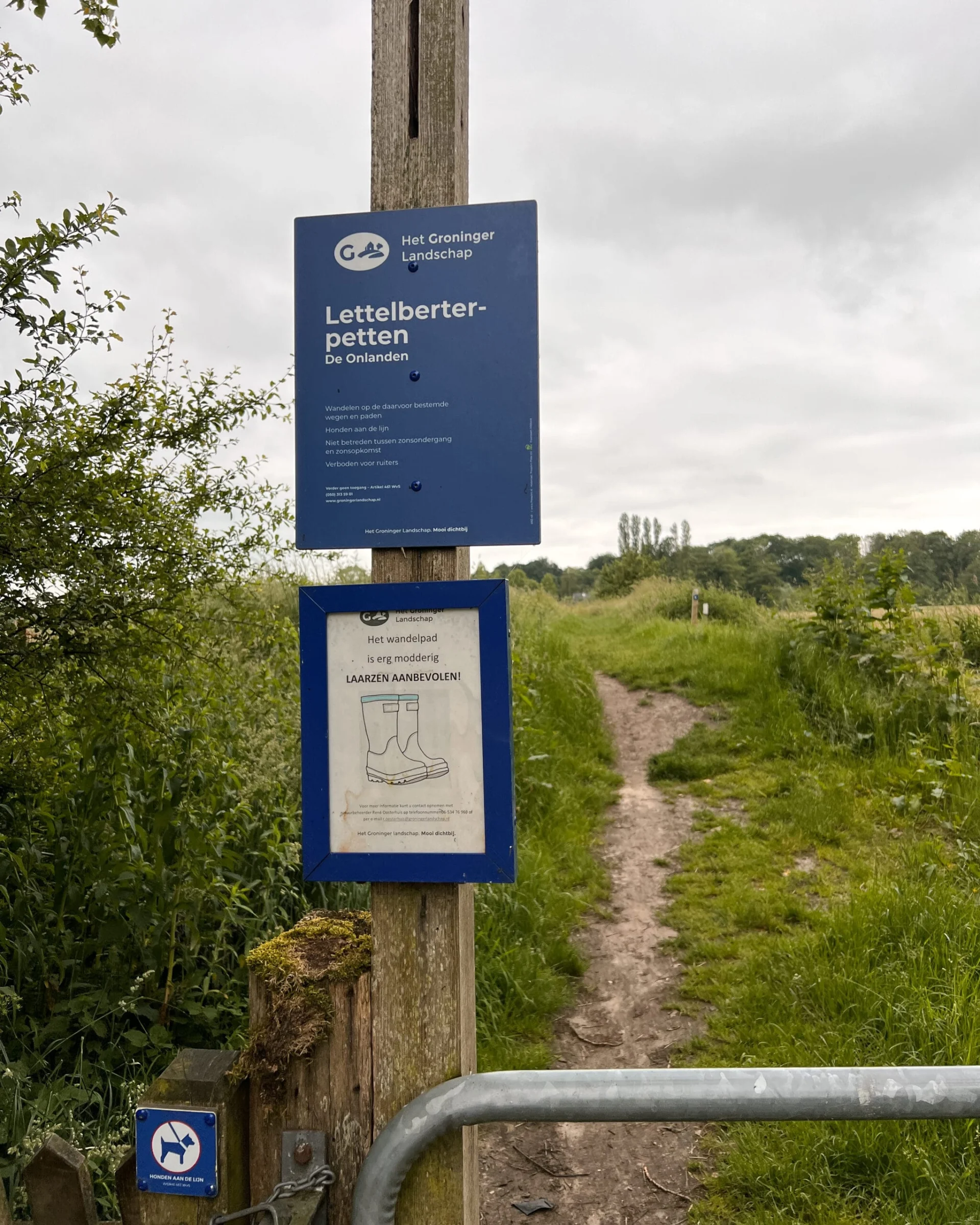 Informatiebord bij het plankenpad in Lettelbert met advies om laarzen aan te doen
