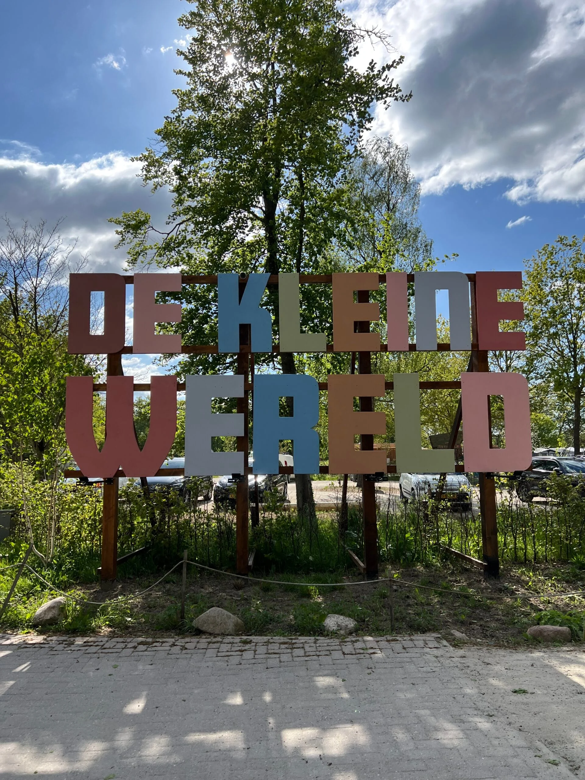 Groot bord van Camping De Kleine Wereld in Onnen