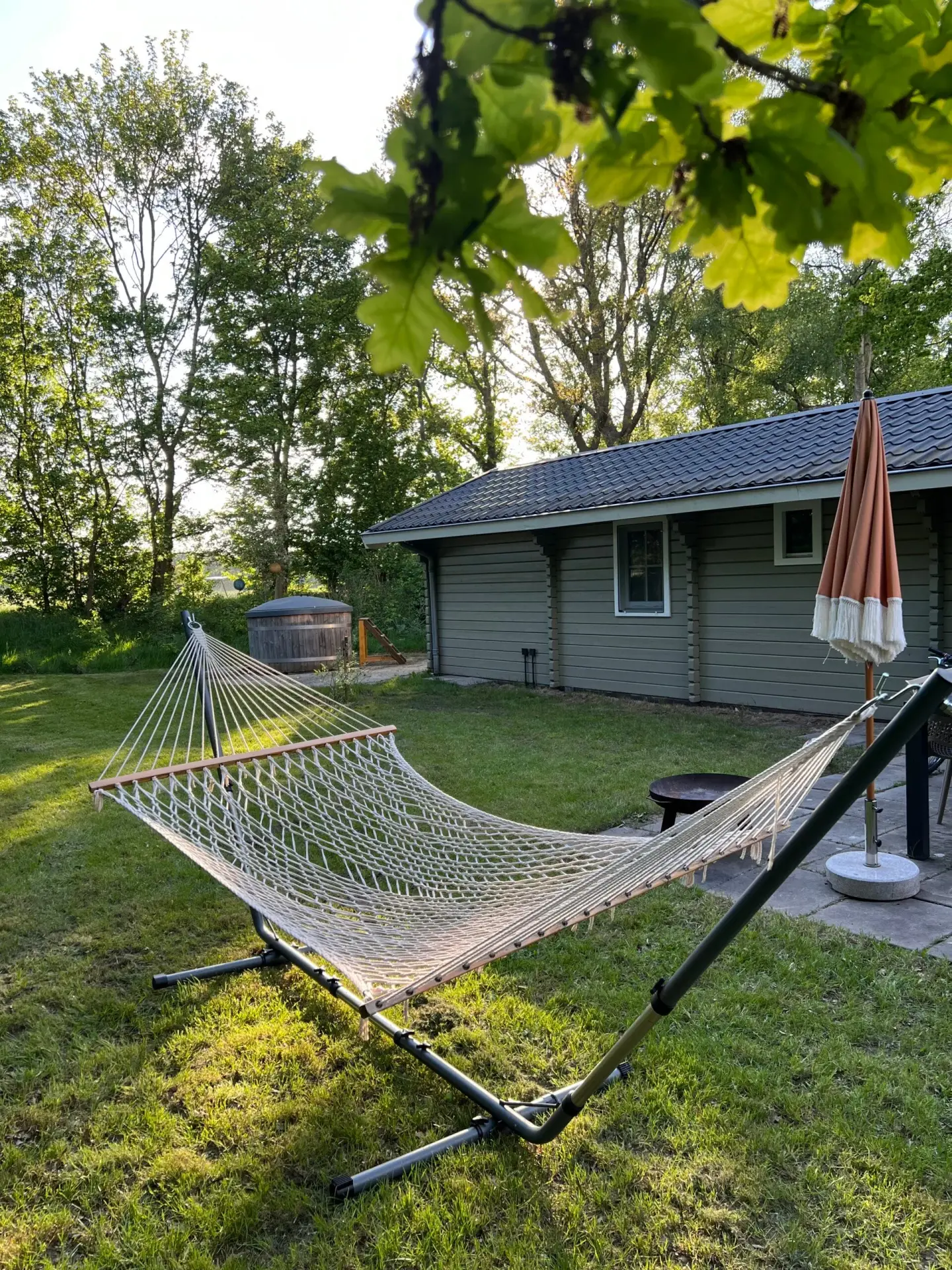 Zweeds huisje met tuin en hangmat op Camping De Kleine Wereld