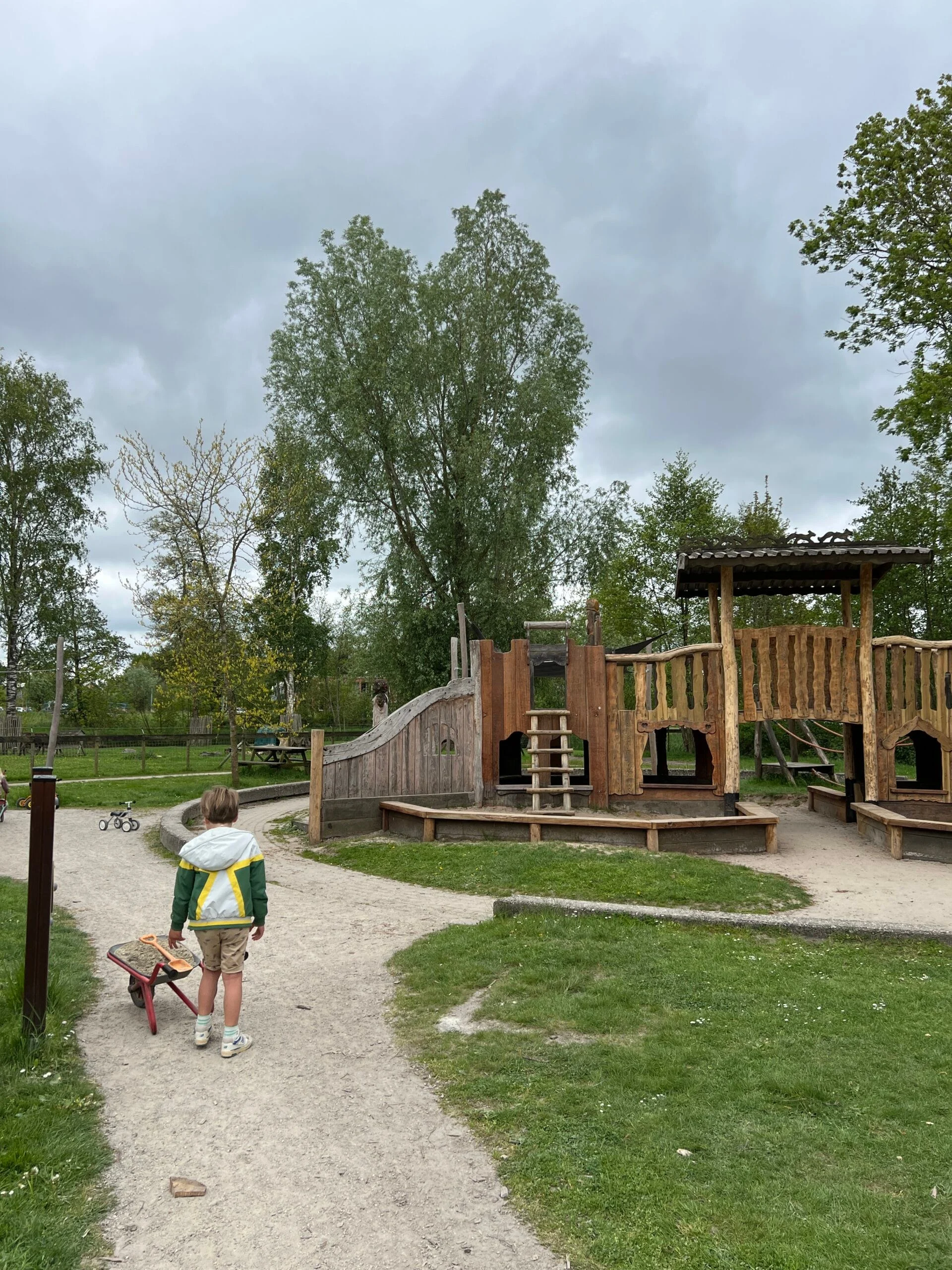 Kind speelt in kinderboerderij Mikkelhorst in Haren