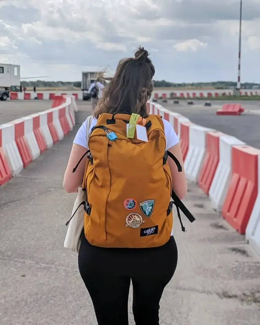 Iemand loopt met een CabinZero Handbagage Reistas op zijn rug