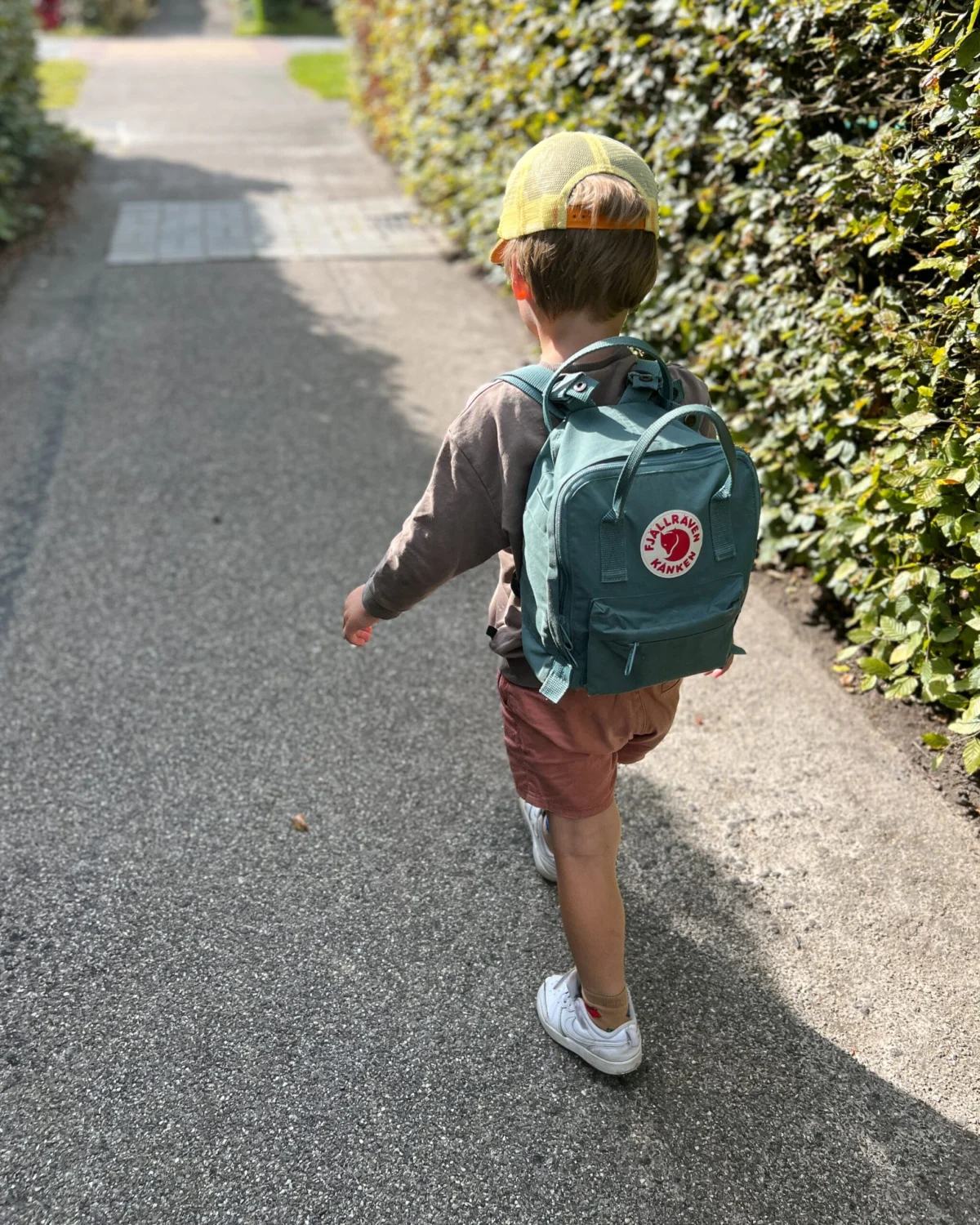 Kind draagt een Fjällräven Mini Rugzak op zijn rug