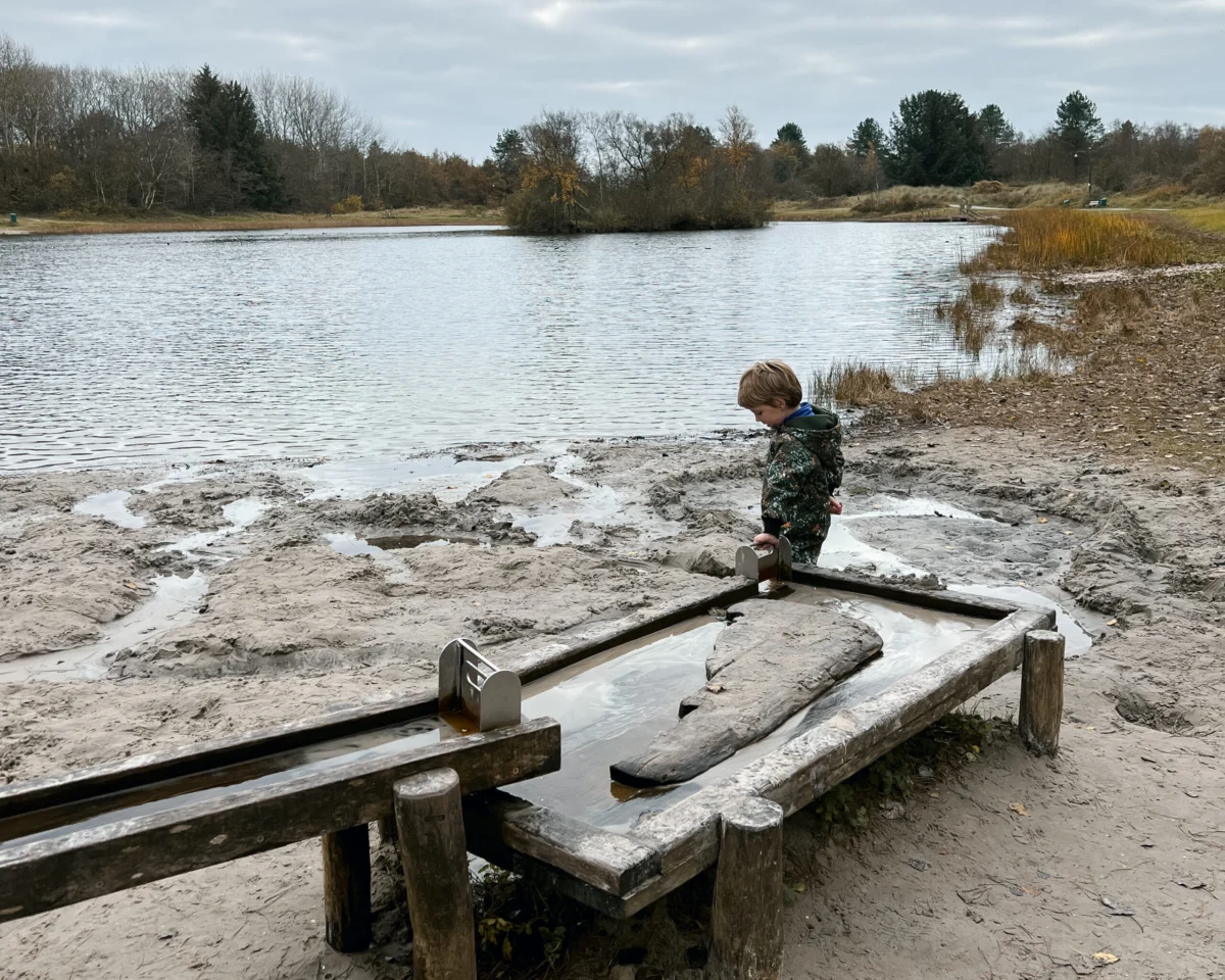 Kind speelt bij waterspeelplaats Berkenplas Schiermonnikoog