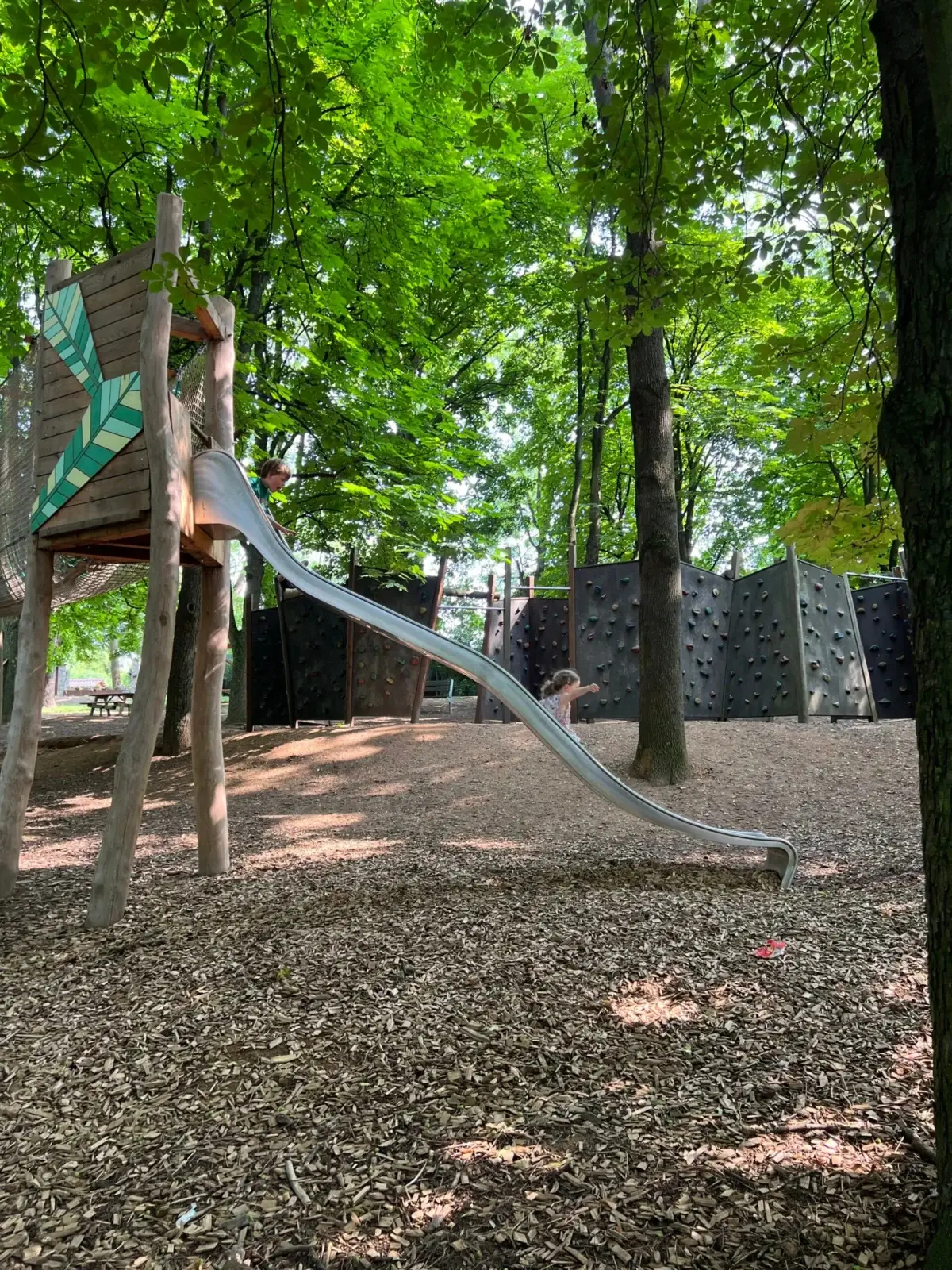 Kind glijdt van glijbaan in speeltuin Akátky Brno