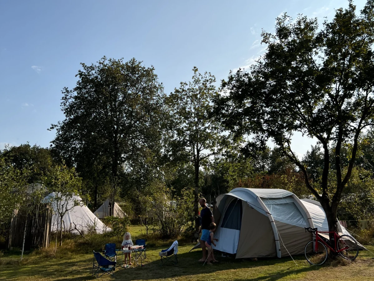 Opblaasbare Decathlon tent op camping De Blauwe Haan in Drenthe