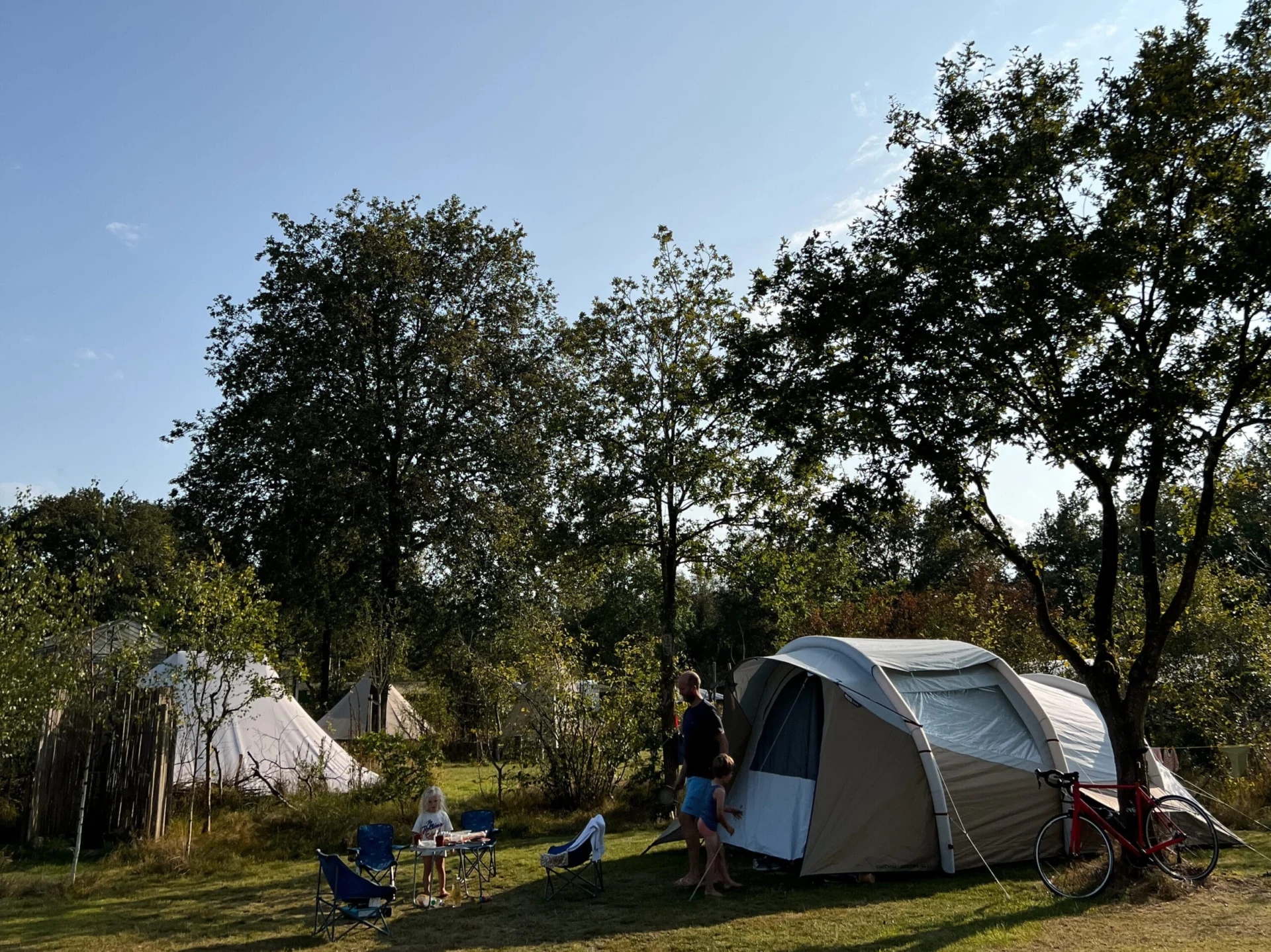 Opblaasbare Decathlon tent op camping De Blauwe Haan in Drenthe
