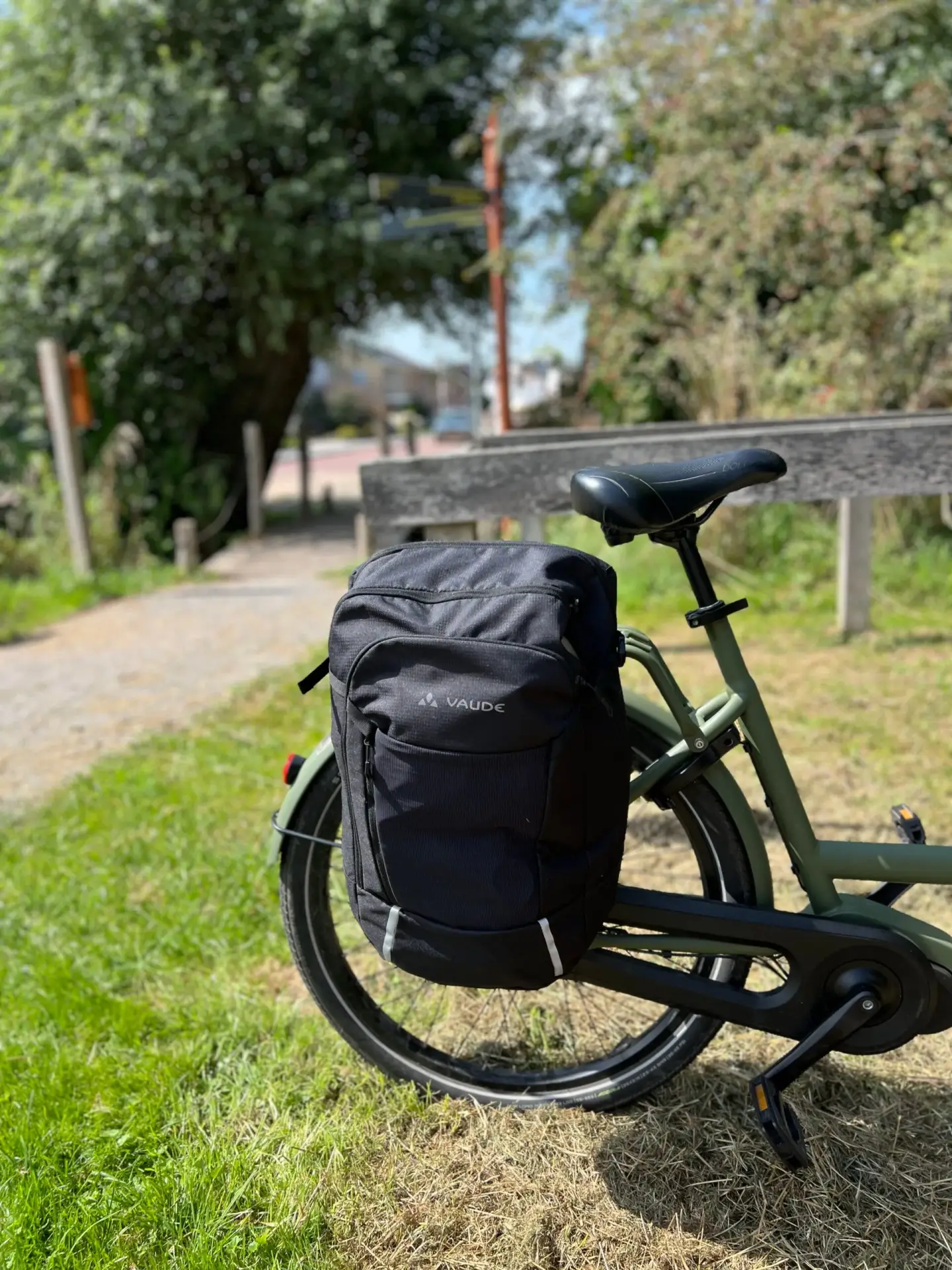 Vaude Cycle 28 fietstas aan de zijkant van een fiets