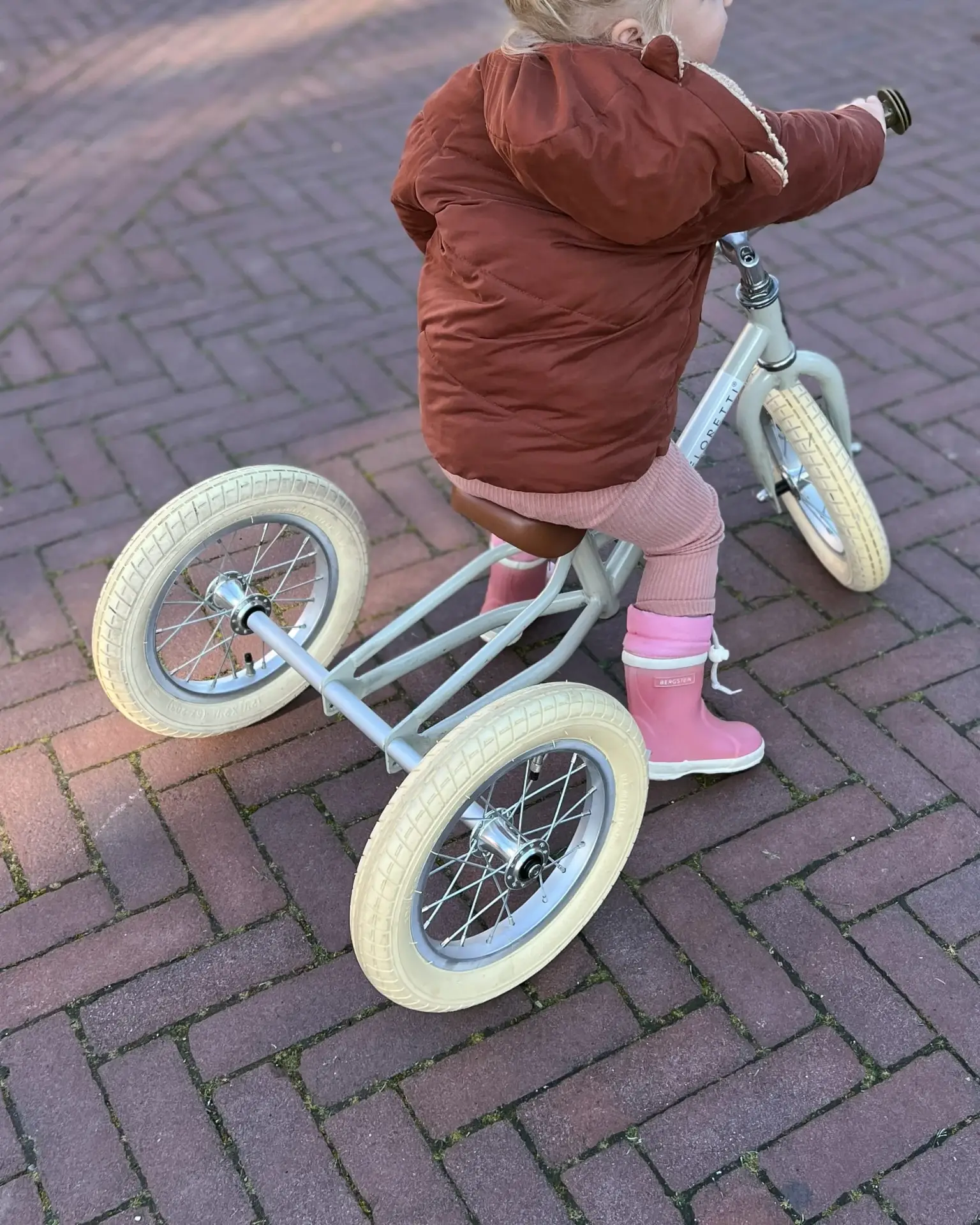 Kind rijdt op een driewieler loopfiets van Veloretti