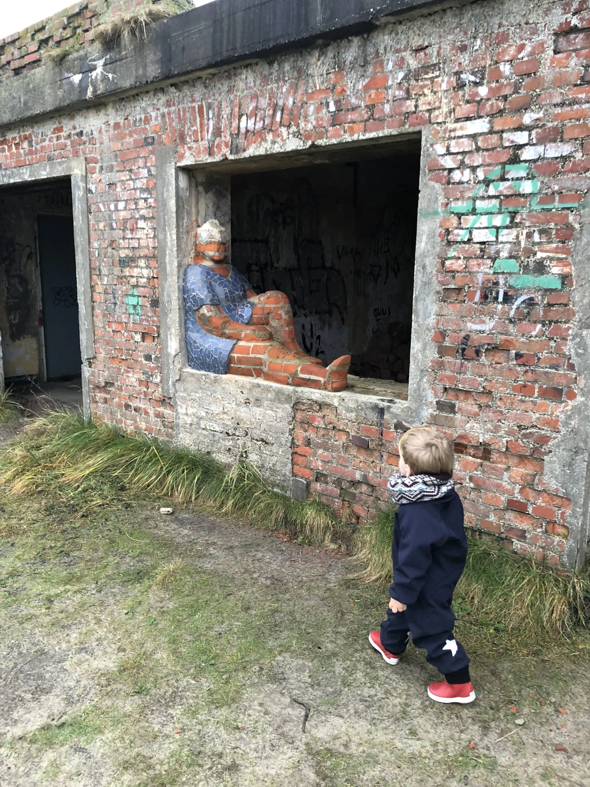 Kind bij een bunker op Terschelling