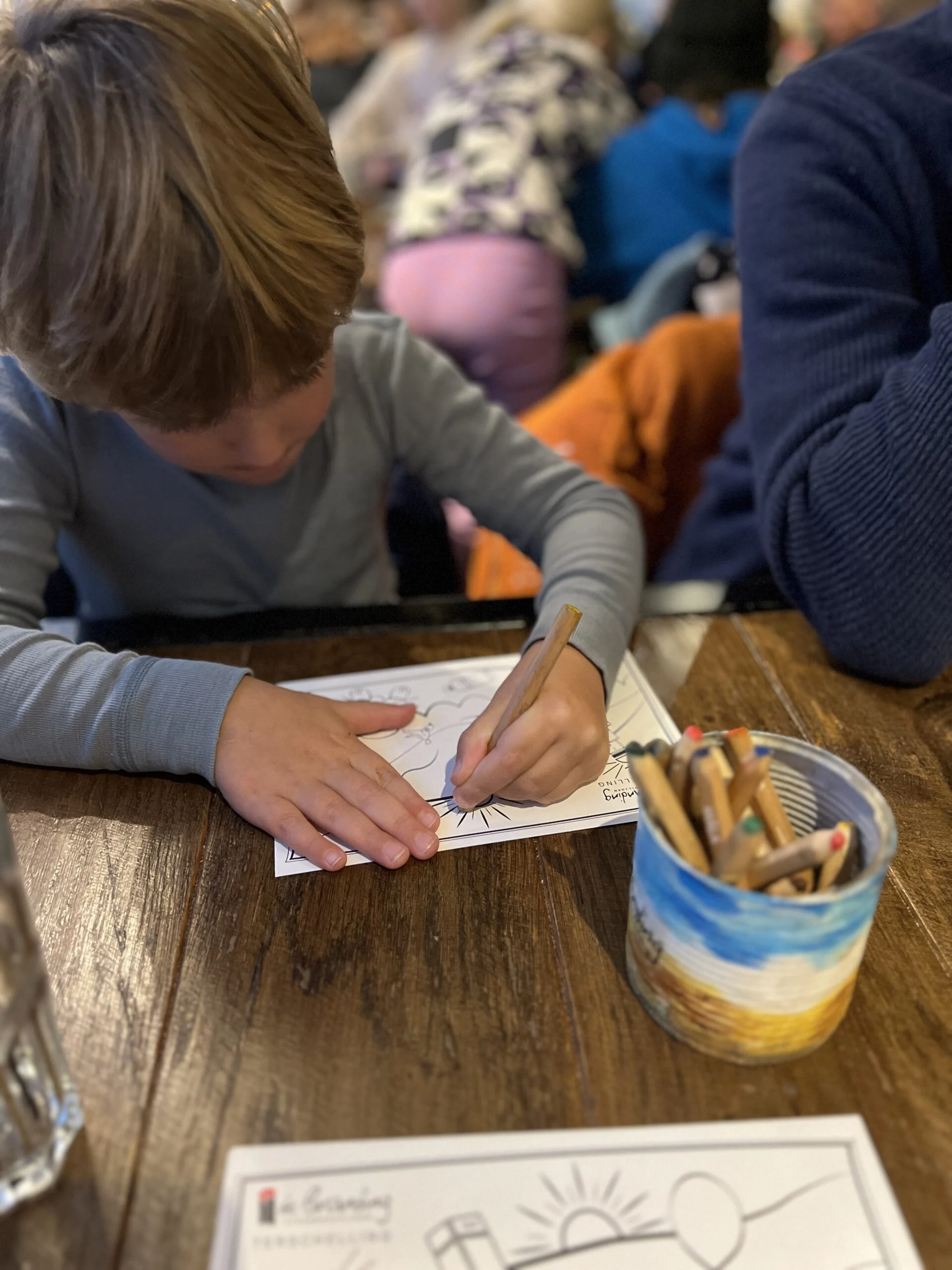 Kind kleurt in een strandtent op Terschelling