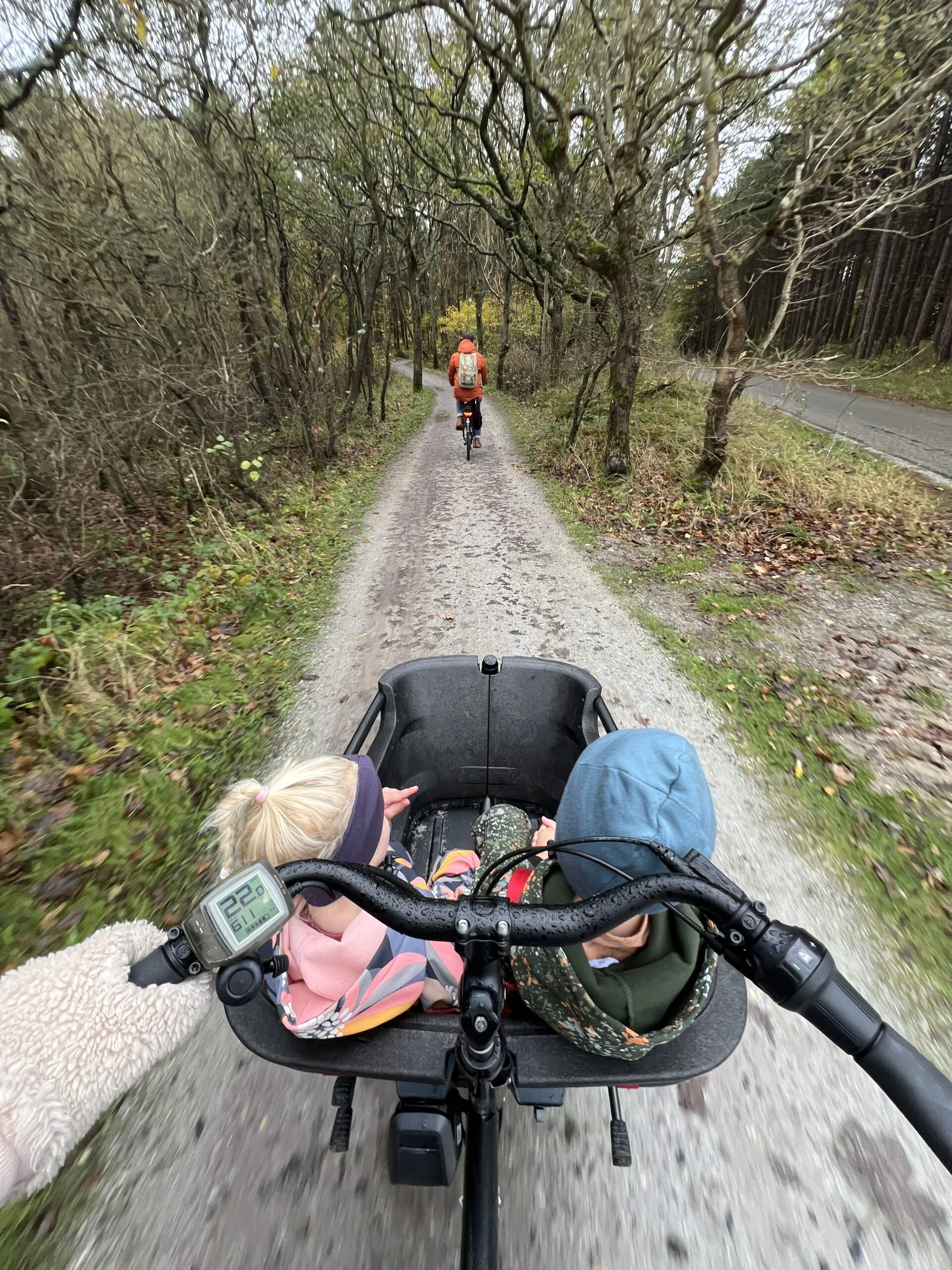 Twee kinderen fietsen in een bakfiets op Terschelling