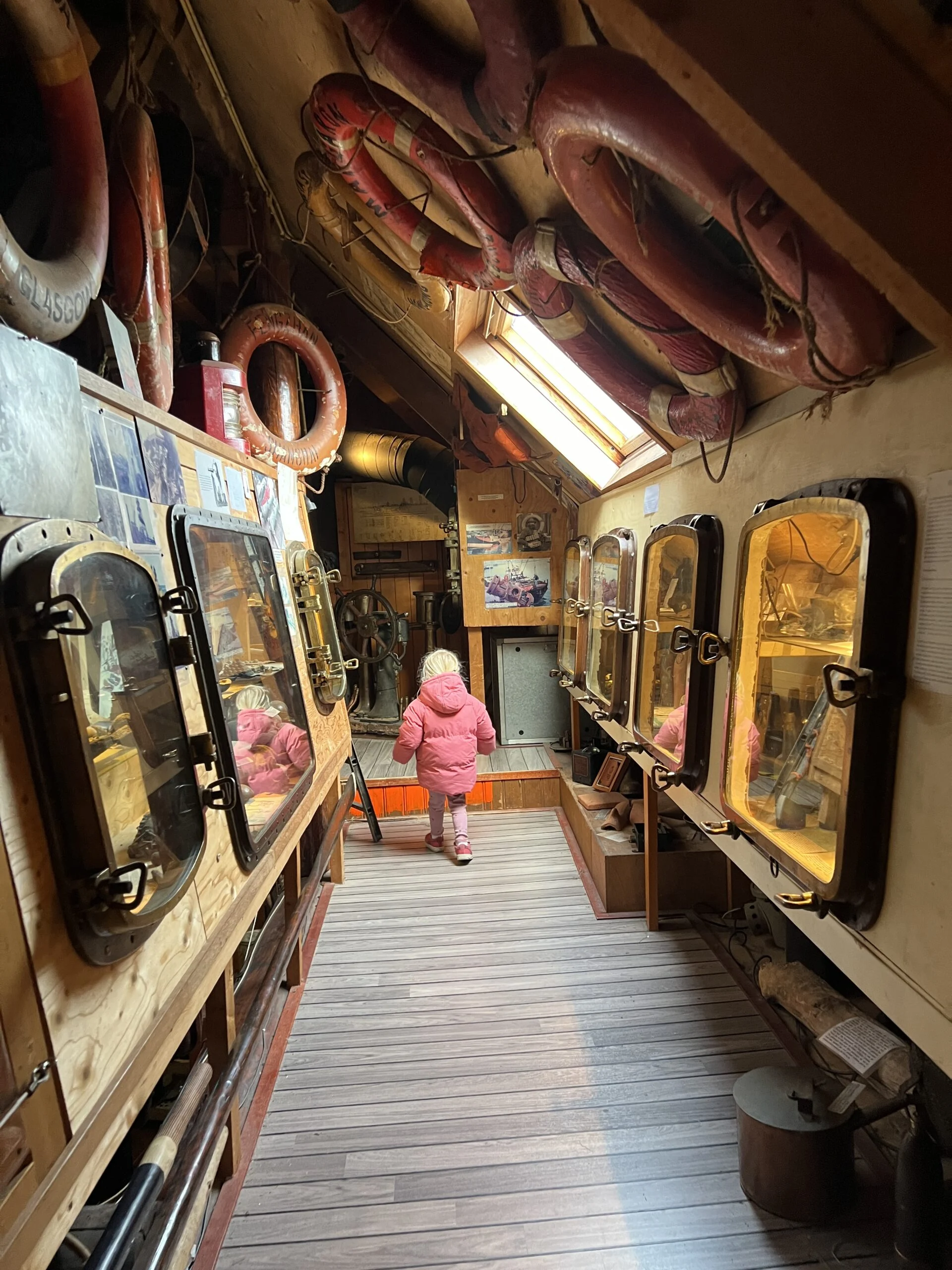 Kind kijkt rond tussen vondsten uit zee in het Wrakkenmuseum op Terschelling