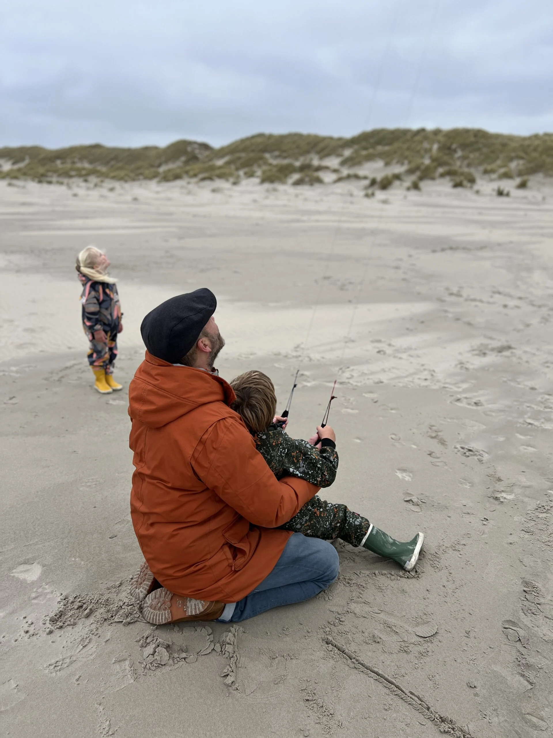 Vader en kind vliegeren op het strand van Terschelling