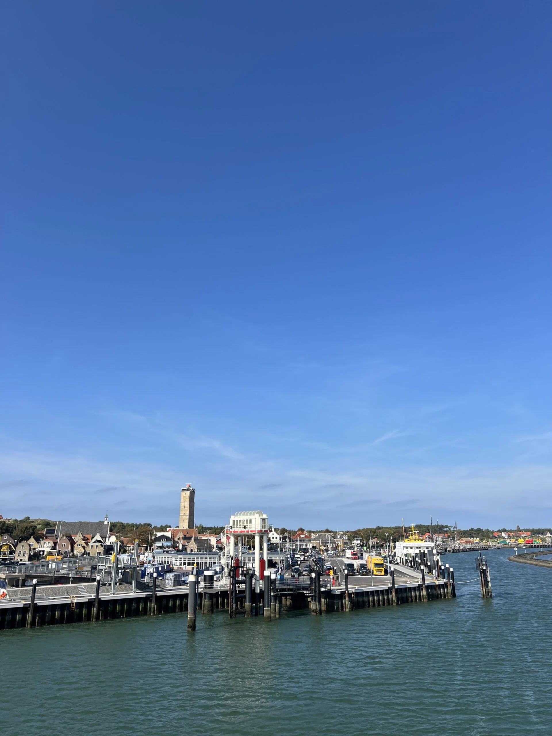 Haven van Terschelling met de Brandaris op de achtergrond