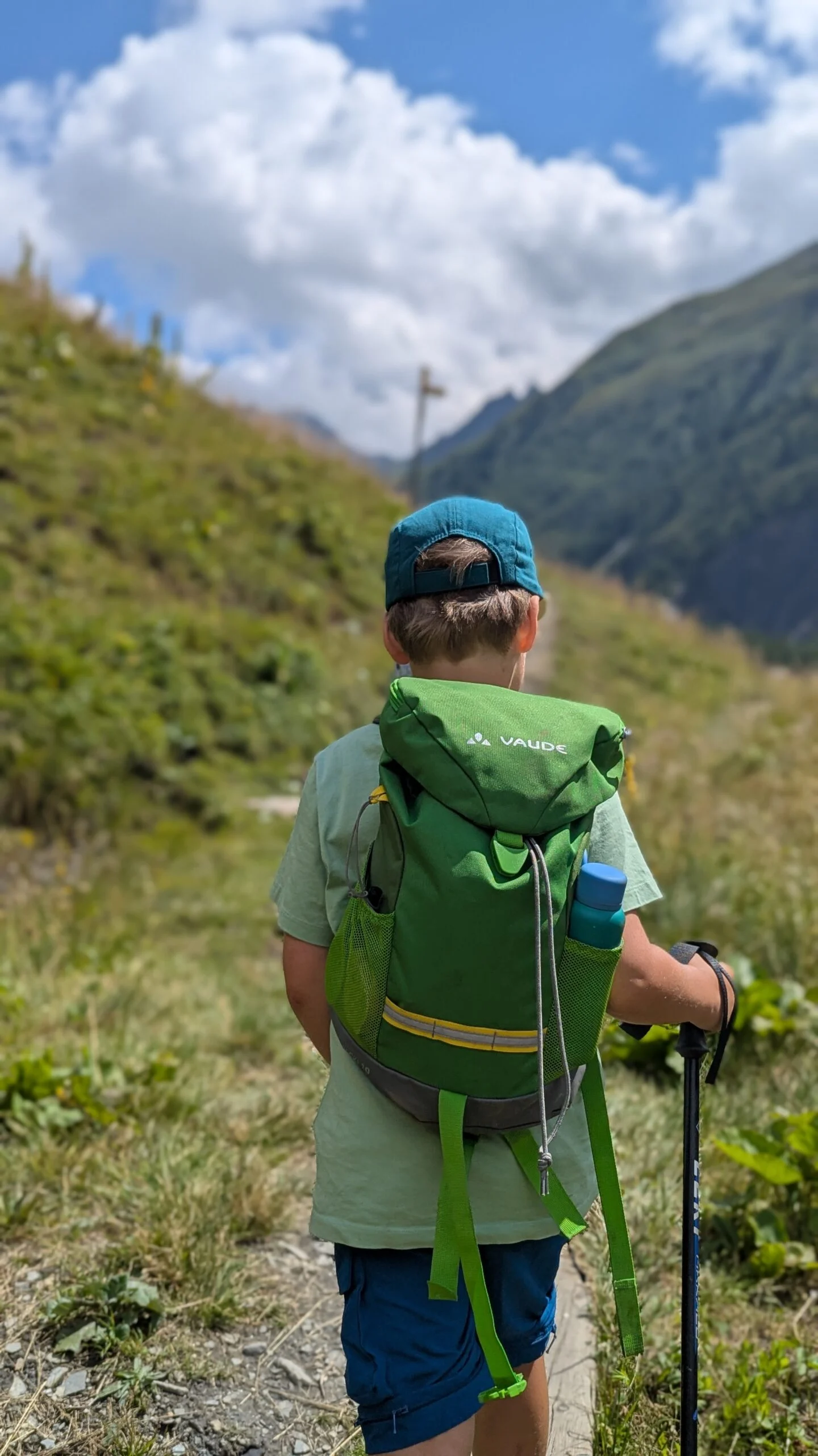 Kind wandelt in de bergen met rugzak VAUDE Ayla 6