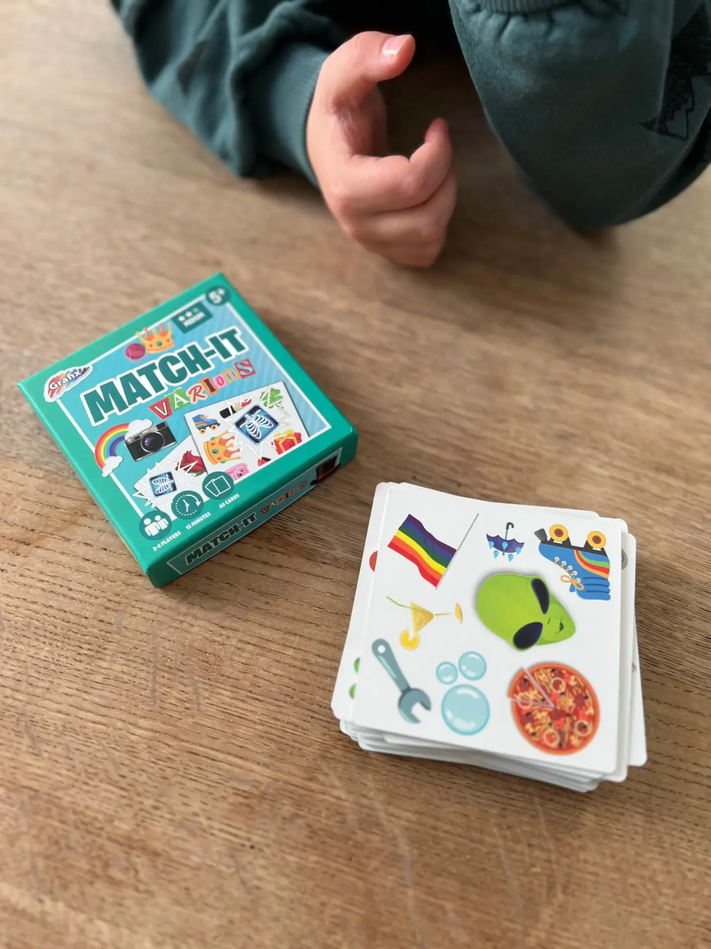 Kinderen spelen het kaartspel Match It op de camping