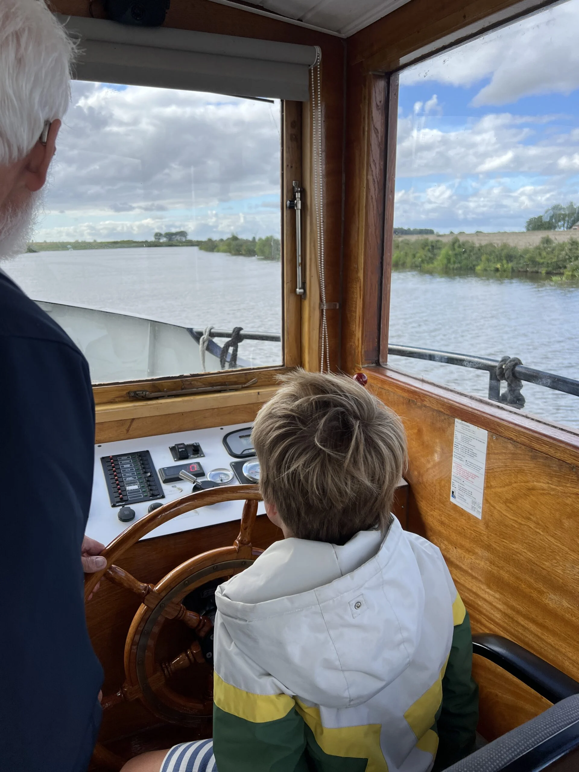 Kind stuurt de boot van fietspontje de Reitdiepveer in Groningen