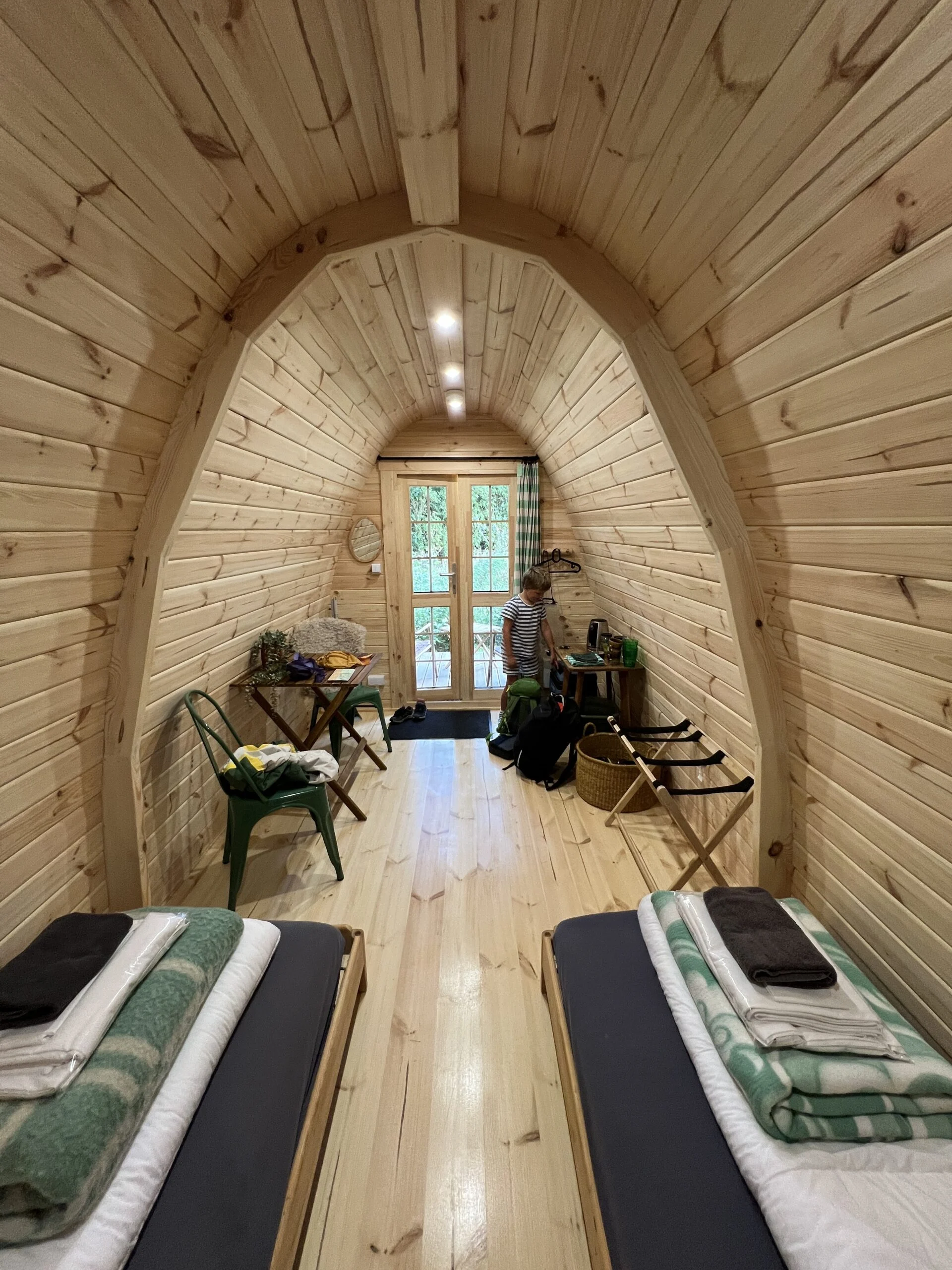 Interieur van een Pieterpad Pod op camping Marenland in Winsum, Groningen