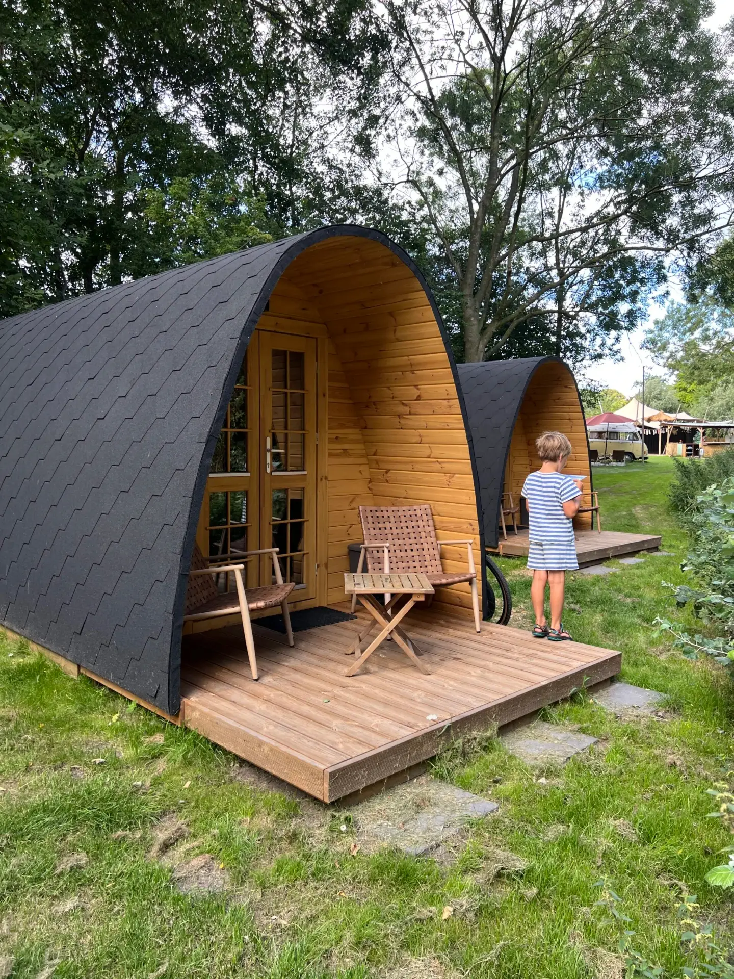 Kind speelt bij een Pieterpad Pod op camping Marenland in Winsum, Groningen